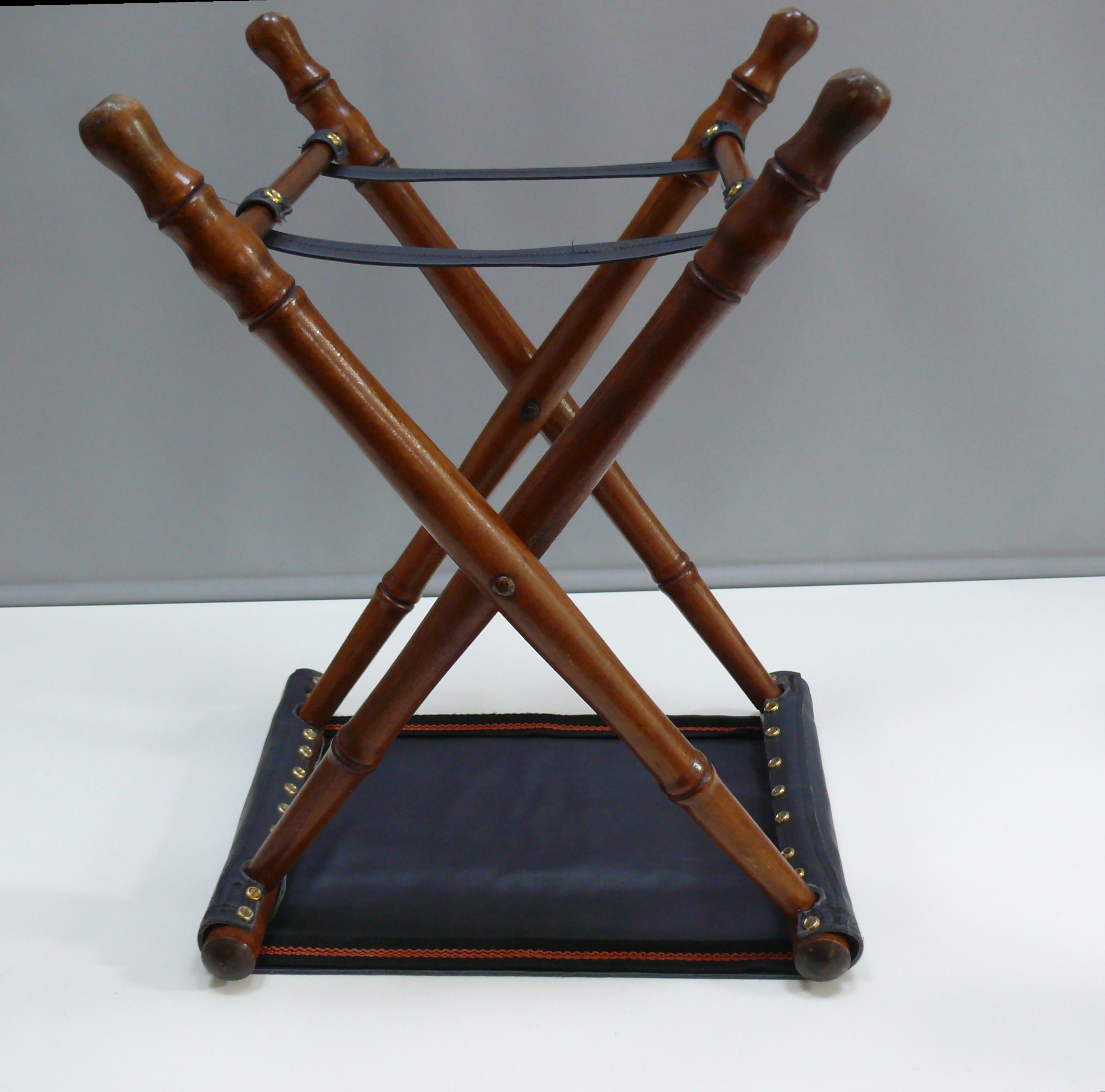 Petit tabouret pliant vintage, cadre tourné, assise en cuir véritable - style colonial en vente 1