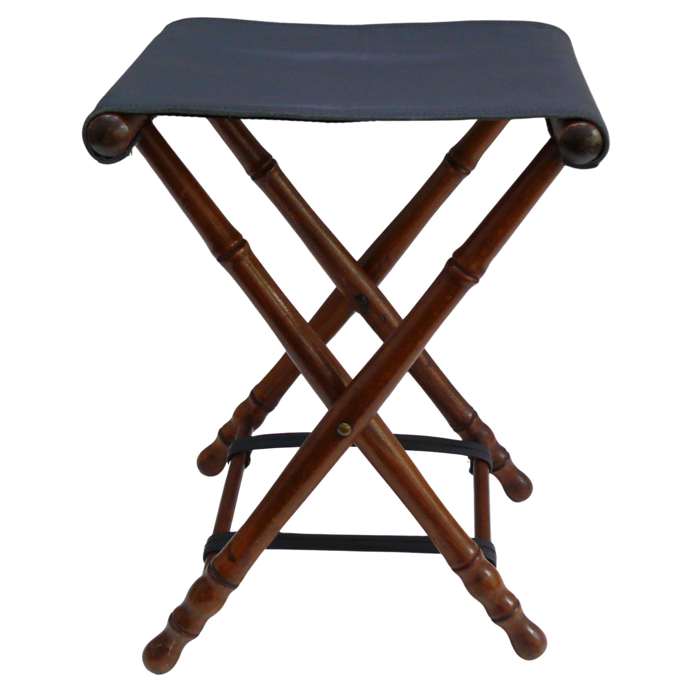 Kleiner klappbarer Vintage-Hocker - gedrechselter Rahmen, echter Ledersitz im kolonialen Stil