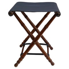 Pequeño taburete plegable vintage - estructura torneada, asiento de cuero auténtico - estilo colonial