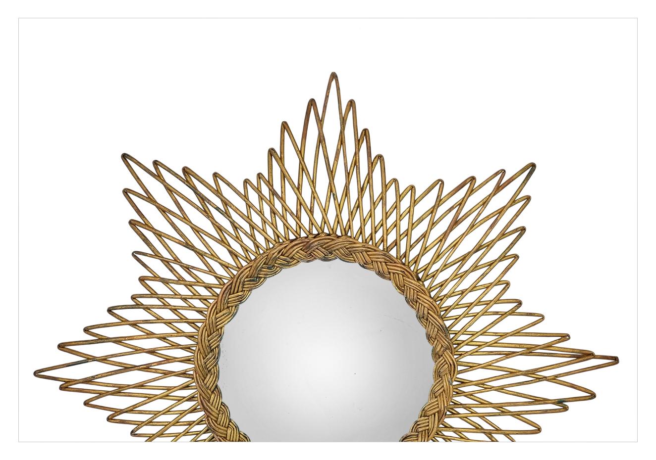 Kleiner französischer konvexer Hexenwandspiegel aus Rattan und Flechtwerk, 1960er (Französisch) im Angebot