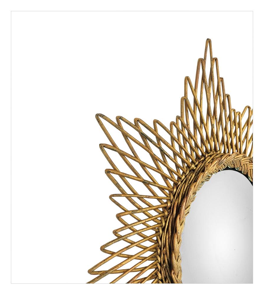 Kleiner französischer konvexer Hexenwandspiegel aus Rattan und Flechtwerk, 1960er (Vergoldet) im Angebot