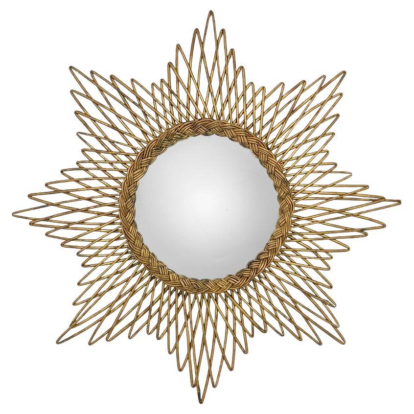 Kleiner französischer konvexer Hexenwandspiegel aus Rattan und Flechtwerk, 1960er im Angebot