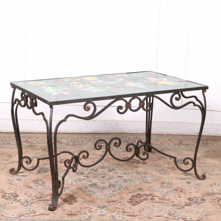 Vintage-Tisch mit schmiedeeisernem Untergestell und einer Platte aus Keramikfliesen, hergestellt in Vallauris (einer schönen Gemeinde am Meer in der Region Provence-Alpes-Côte d'Azur im Südosten Frankreichs).