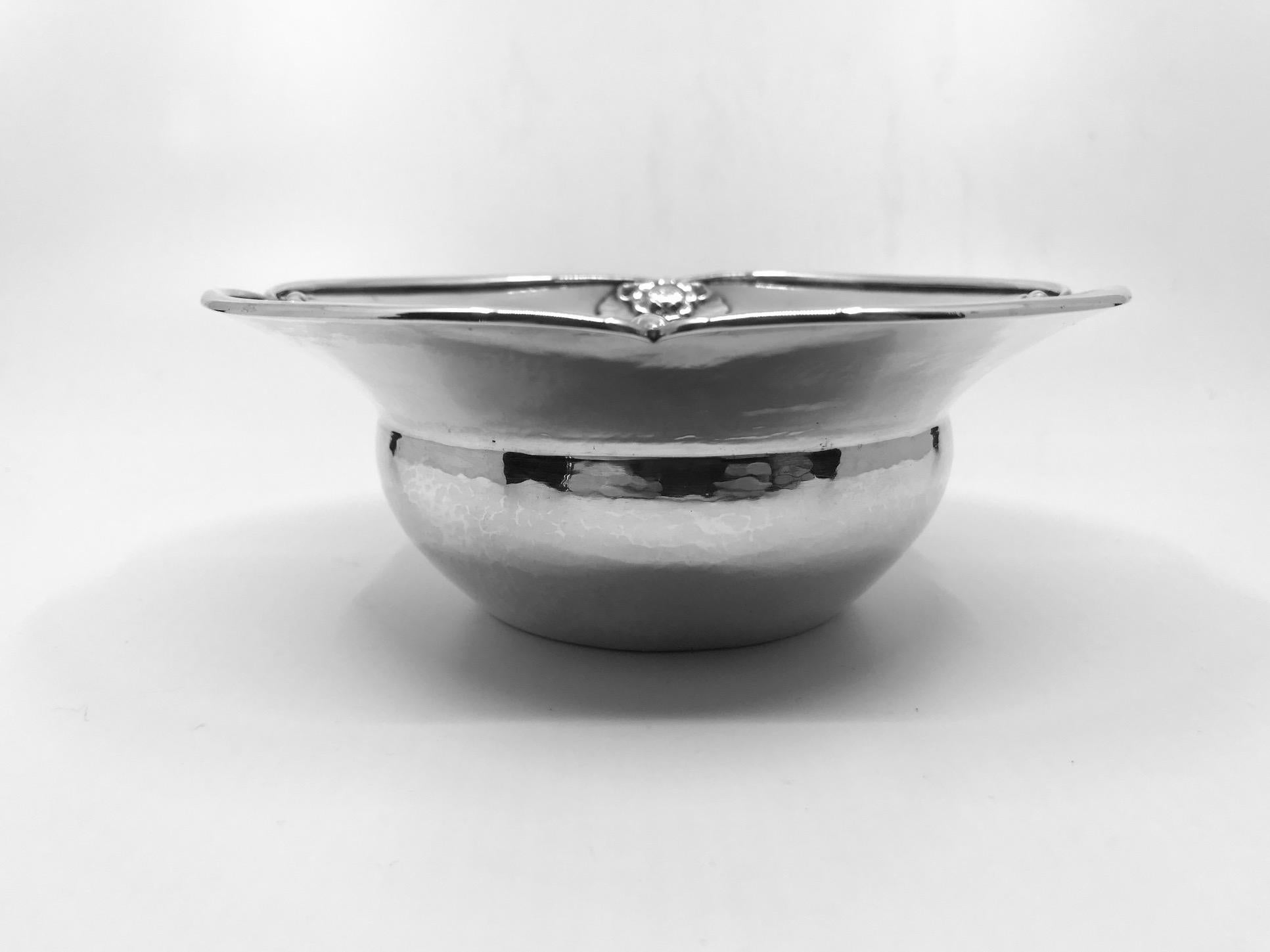 Small silver Georg Jensen bowl with floral details, design #25 by Georg Jensen.
Measures: 6 1/4? in diameter and 2 3/8? in height (16cm x 6cm).
Vintage Georg Jensen hallmark from 1919-1927, 830s.