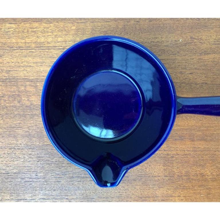 Pequeño cuenco vintage alemán de cerámica azul oscuro de Schönwald, en muy buen estado. Diseñado de 1970 a 1979 Esta pieza tiene una marca de atribución.

Más información:
Materiales: Cerámica
País de origen: Alemania
Color: Azul
Tipo de artículo: