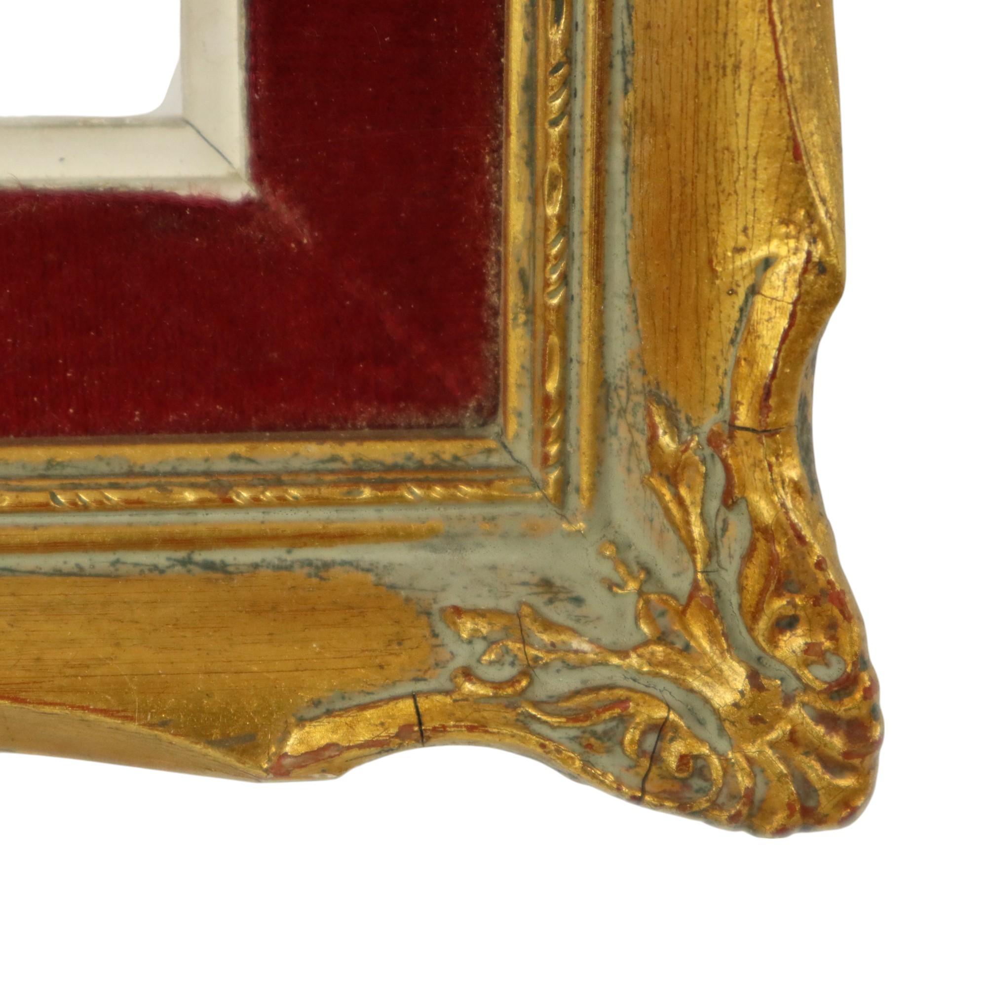 Petit cadre doré de style baroque en velours rouge 39x33 cm en vente 4
