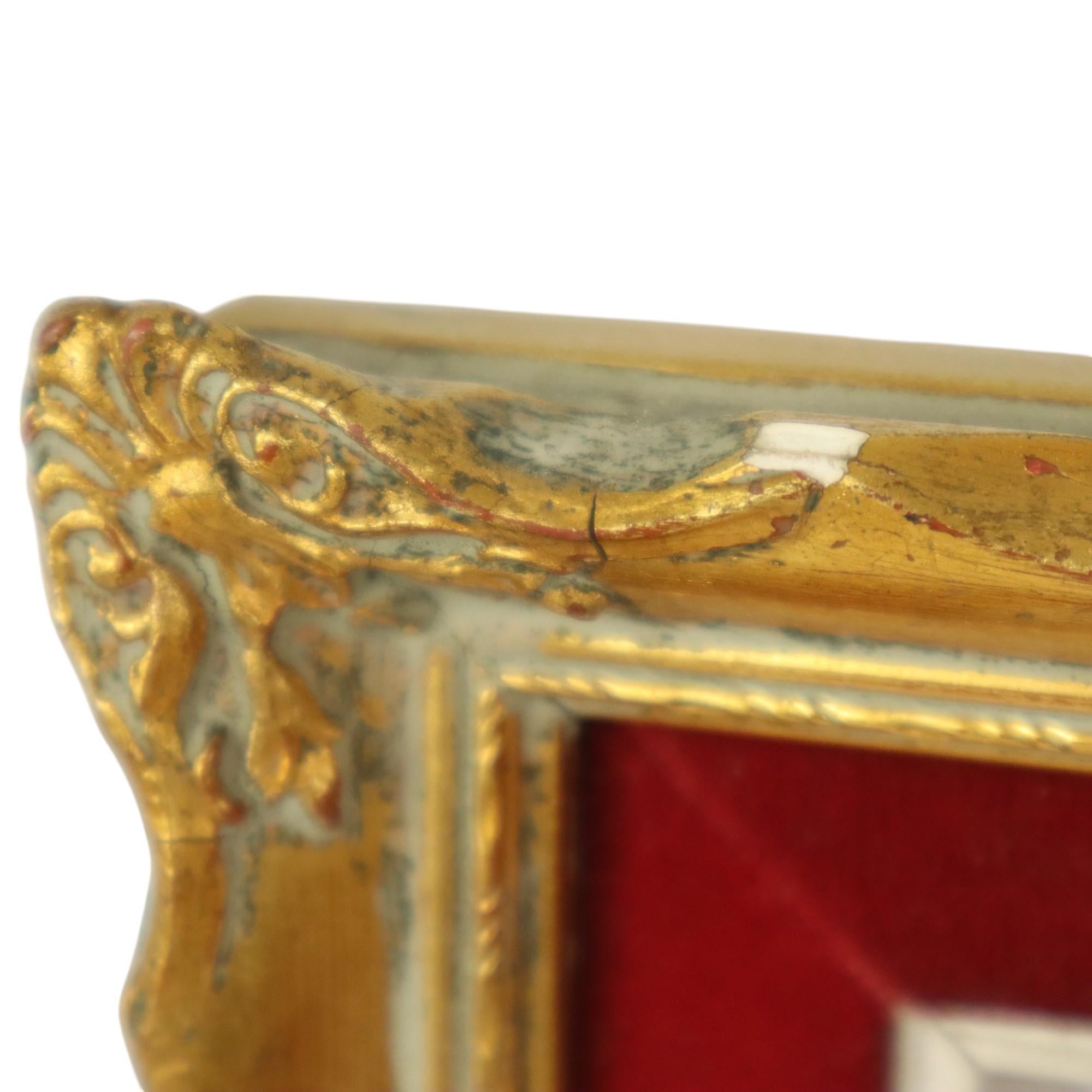 Petit cadre doré de style baroque en velours rouge 39x33 cm en vente 5