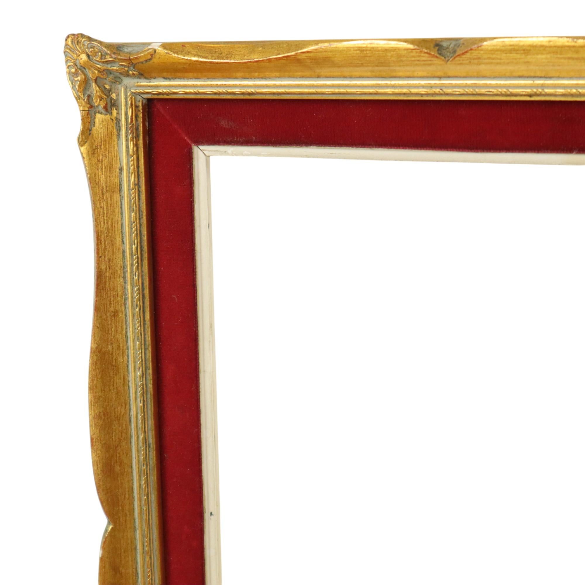 Belge Petit cadre doré de style baroque en velours rouge 39x33 cm en vente