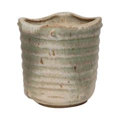 Piccolo vaso a bocciolo in gres screziato verde e beige vintage di Deanna Nichols