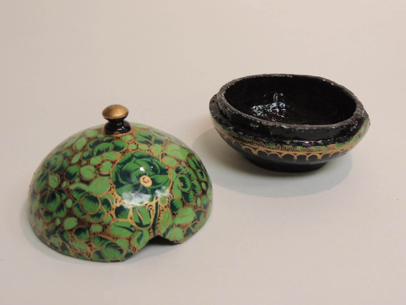 Small vintage hand painted Indian lacquered box. Round small box painted with green flowers and leaves and accent in gold. The top opens. Finished inside too. Papier mâché
India,
1980s.