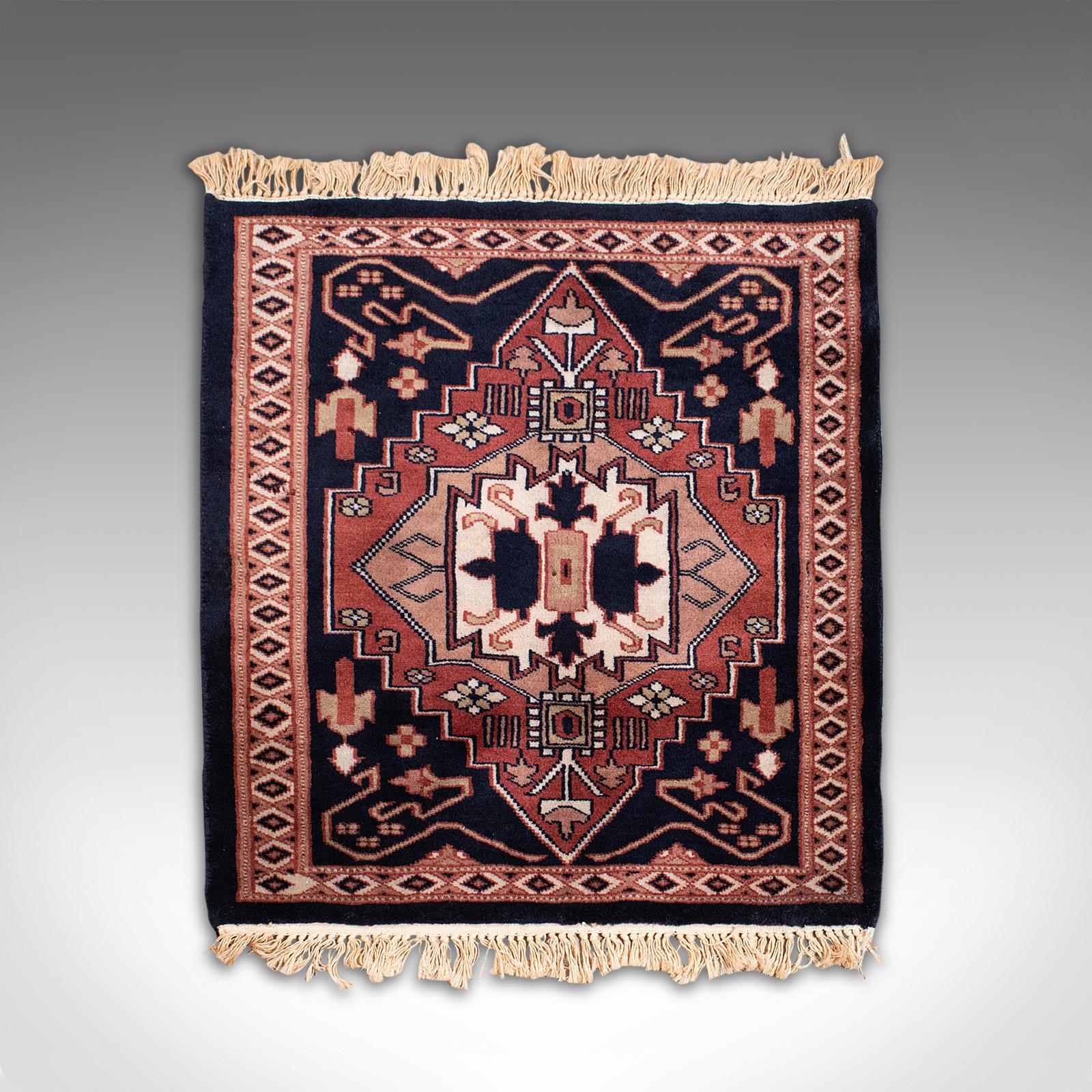 20ième siècle Petit tapis de couloir vintage, persan, laine, hall deception, prière, mat en vente