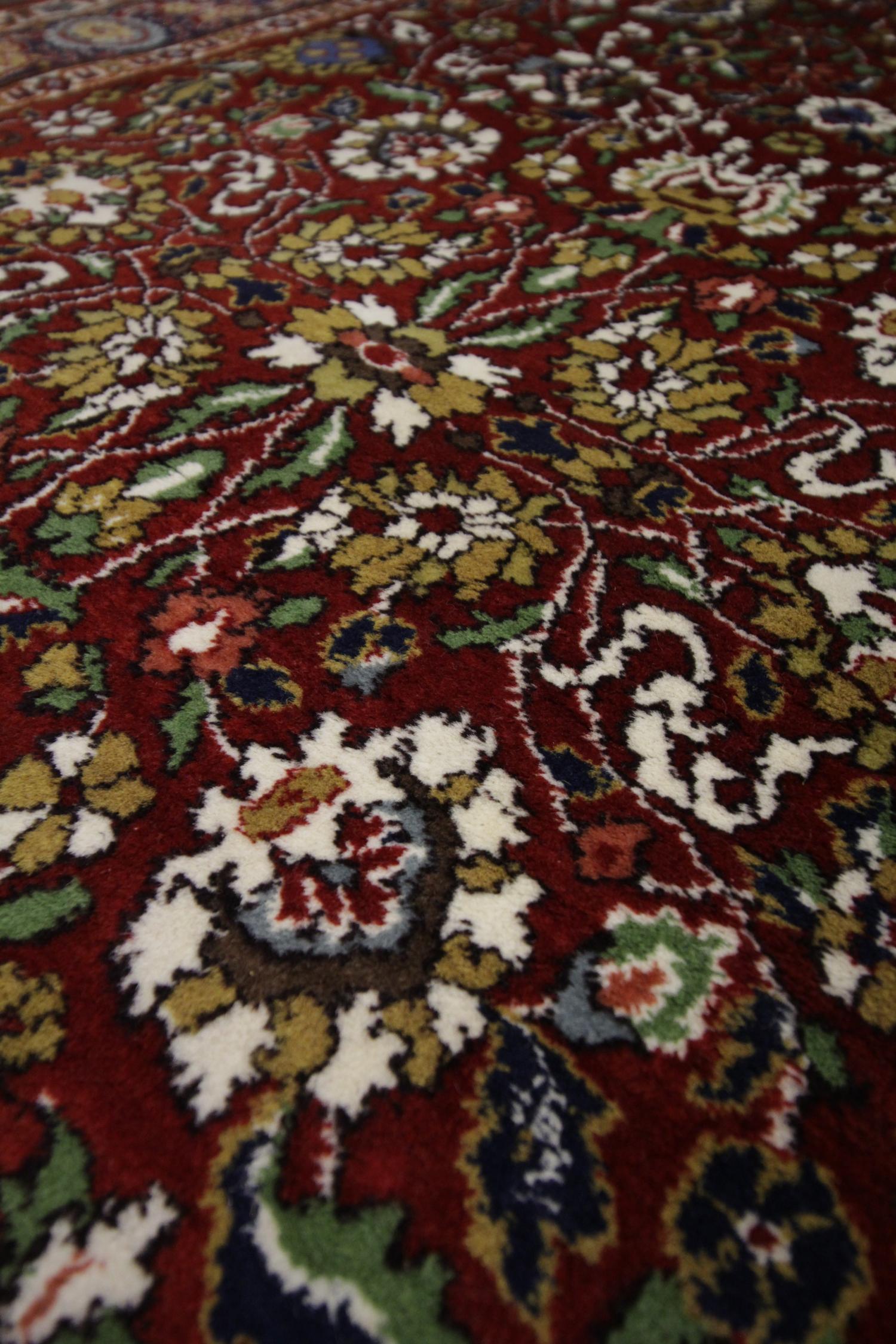 Indischer Vintage-Teppich, traditioneller handgefertigter Teppich aus roter Wolle im Zustand „Hervorragend“ im Angebot in Hampshire, GB
