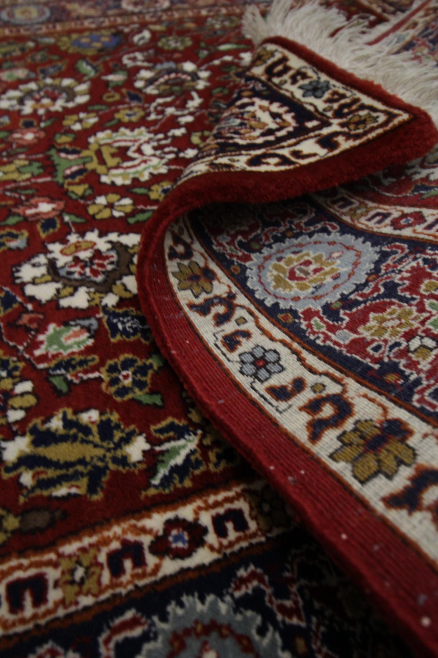 Indischer Vintage-Teppich, traditioneller handgefertigter Teppich aus roter Wolle (Mitte des 20. Jahrhunderts) im Angebot