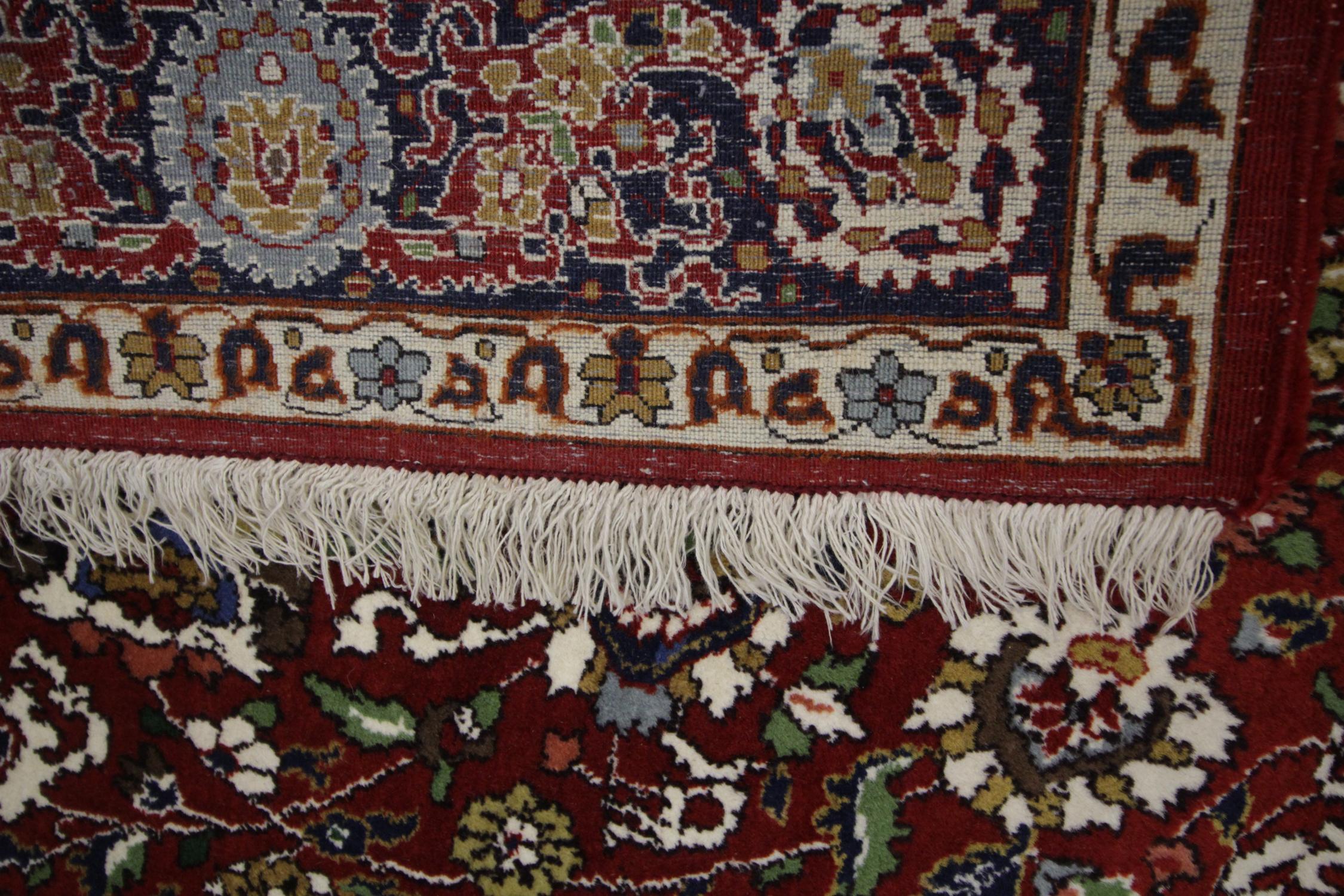Indischer Vintage-Teppich, traditioneller handgefertigter Teppich aus roter Wolle im Angebot 1