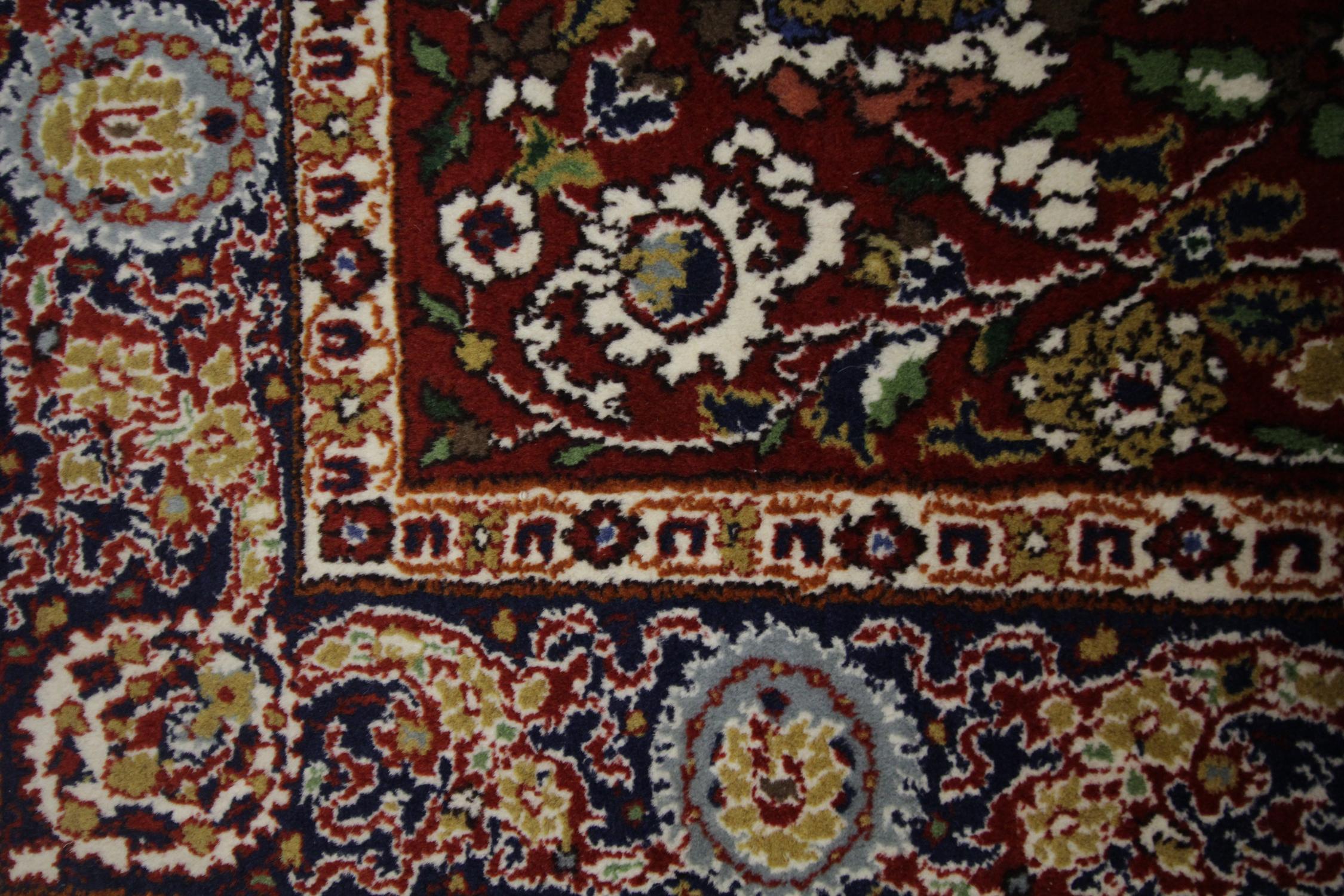 Small Vintage Indian Rug, Traditional Handmade Carpet Red Wool Rug In Excellent Condition For Sale In Hampshire, GB