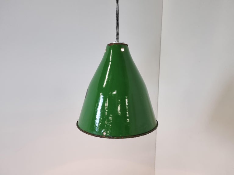 Small Vintage Industrial Green Enamel Pendant Lights, 1960s In Good Condition For Sale In Ottenburg, BE