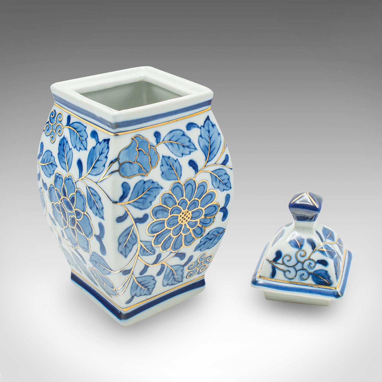 
Dies ist eine kleine Vintage-Urne mit Deckel. Ein chinesisches Gewürzglas aus Keramik aus dem späten 20. Jahrhundert, um 1980.

Zierlich in der Form, mit einem ansprechenden blau-vergoldeten Muster
Zeigt eine wünschenswerte gealterte Patina und in