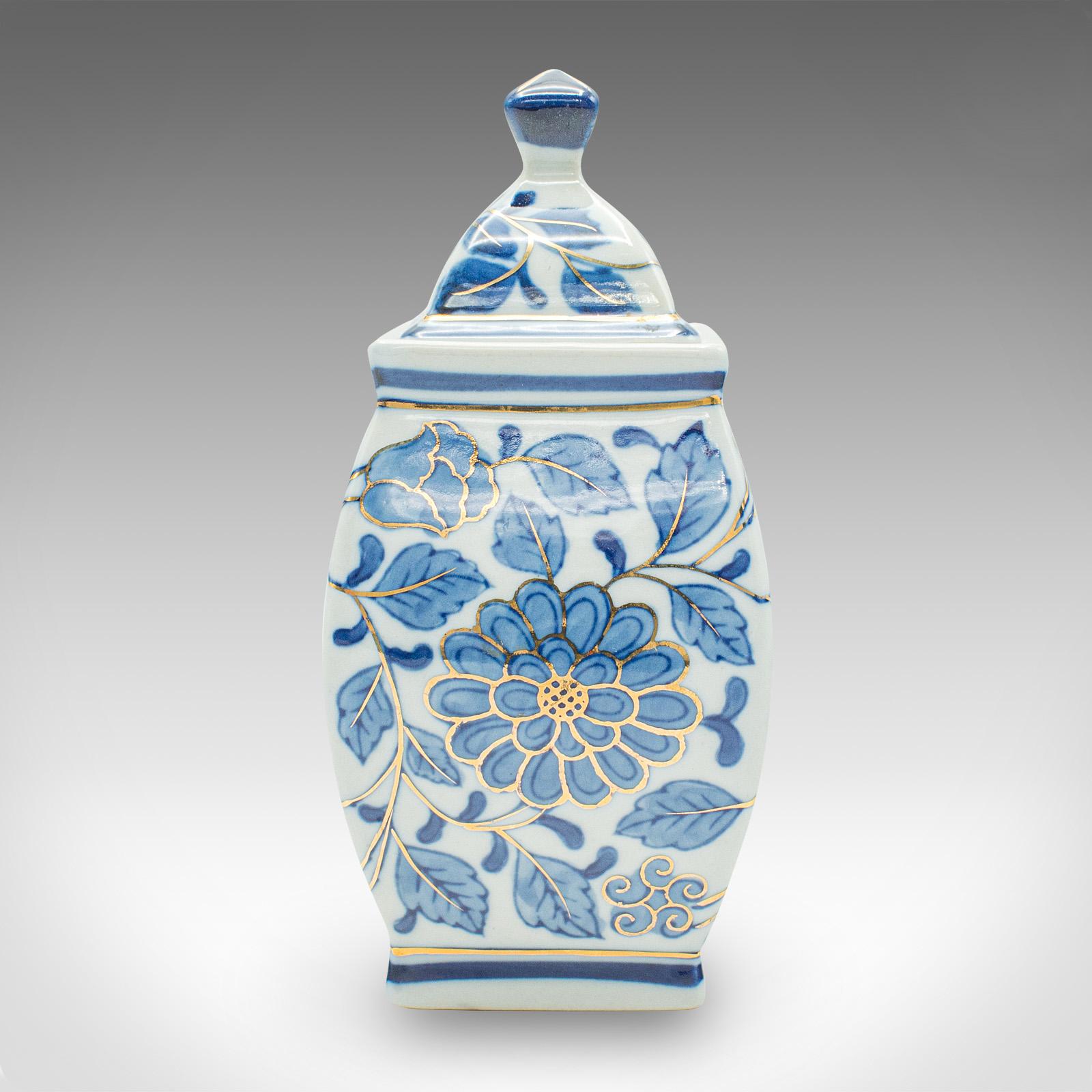 Kleine Vintage-Urne mit Deckel, chinesisch, handbemalte Keramik, Spießgefäß, Ingwertopf (Moderne der Mitte des Jahrhunderts) im Angebot