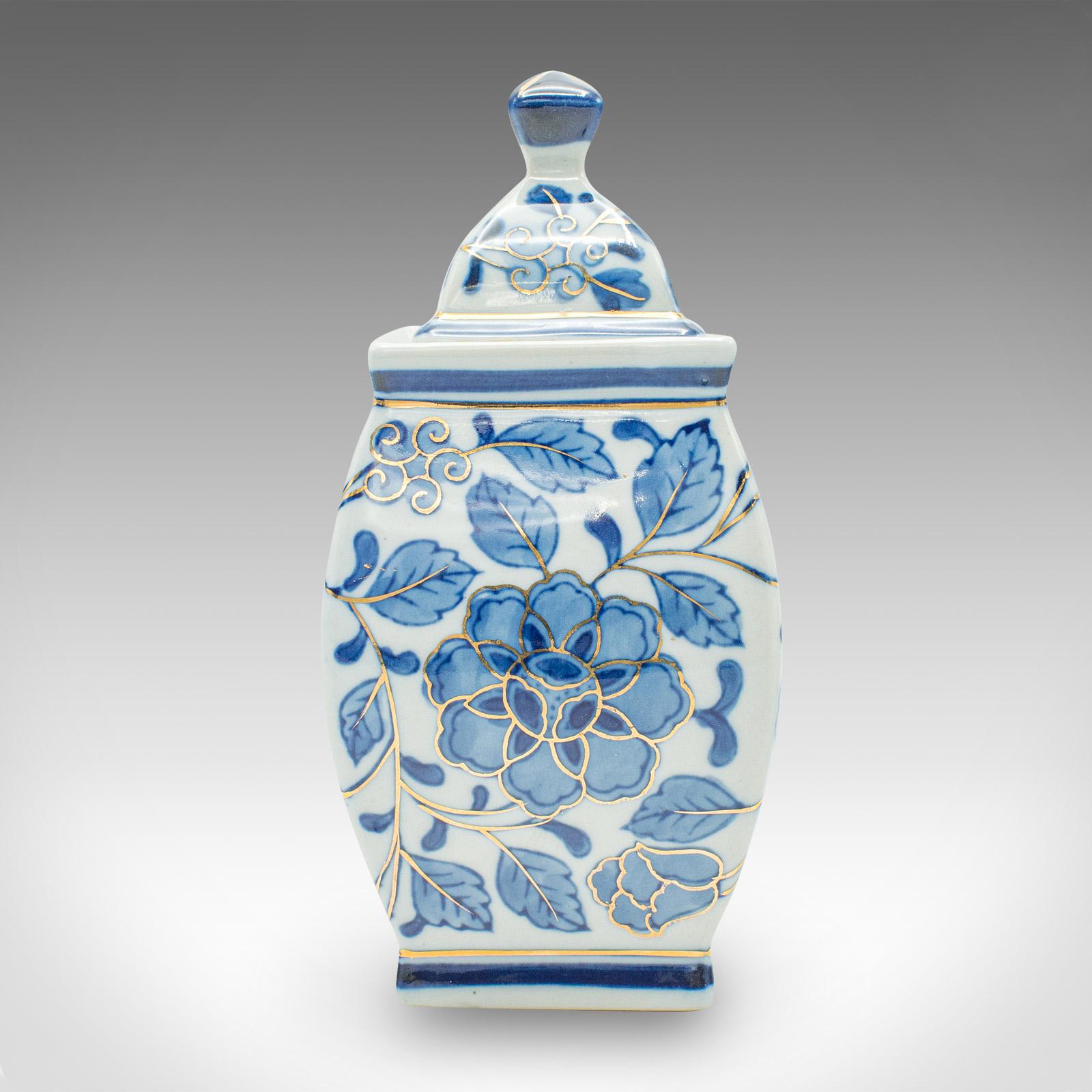 Kleine Vintage-Urne mit Deckel, chinesisch, handbemalte Keramik, Spießgefäß, Ingwertopf (Chinesisch) im Angebot