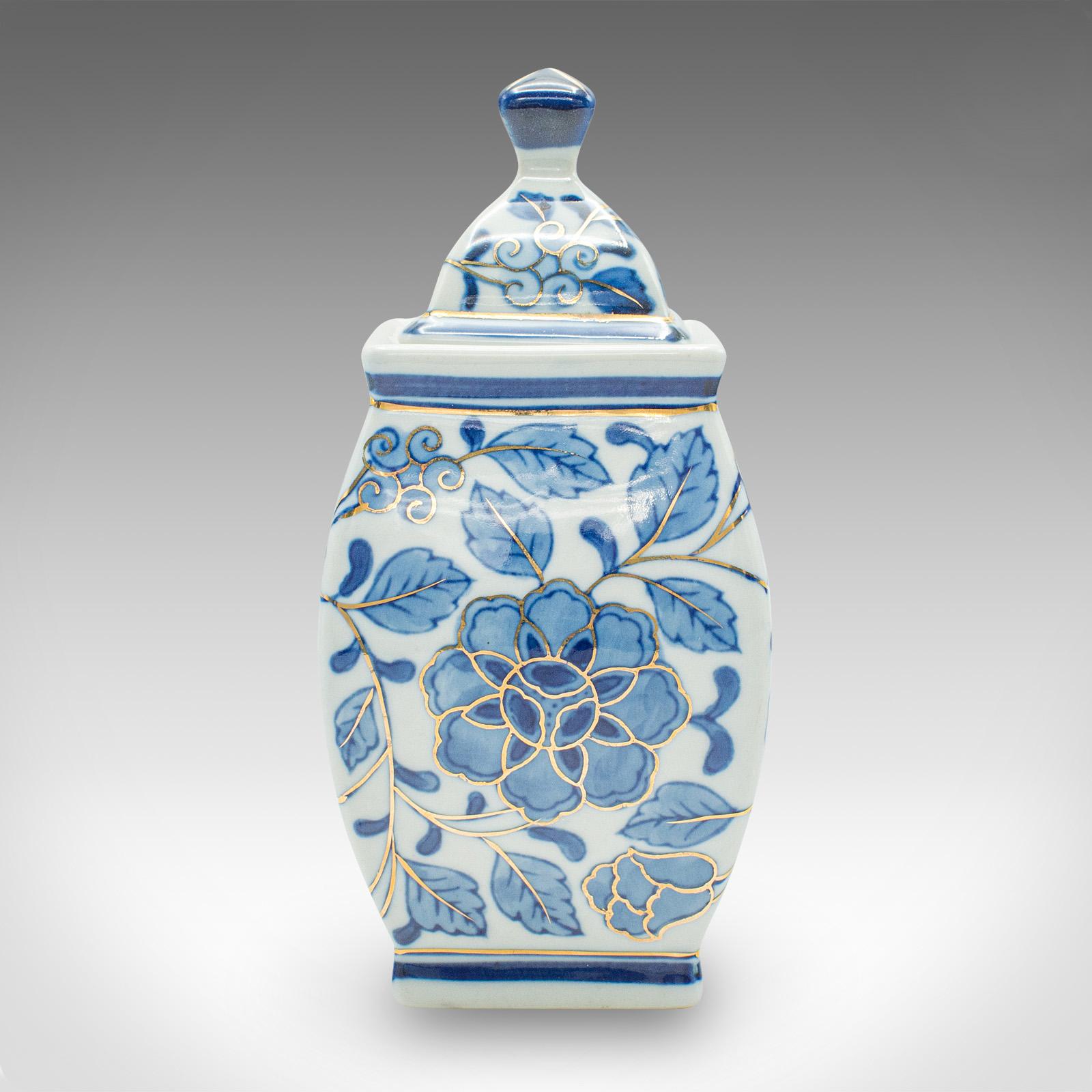 Kleine Vintage-Urne mit Deckel, chinesisch, handbemalte Keramik, Spießgefäß, Ingwertopf (20. Jahrhundert) im Angebot