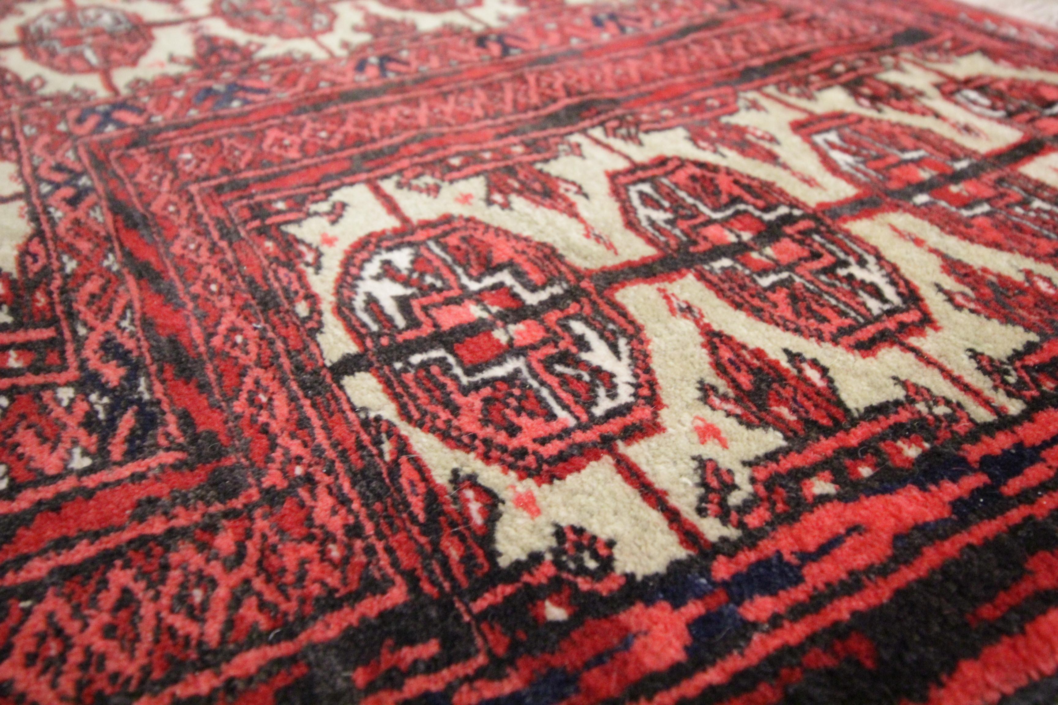 Small Vintage Living Room Rug Traditional Handwoven Oriental Wool Rug In Excellent Condition For Sale In Hampshire, GB