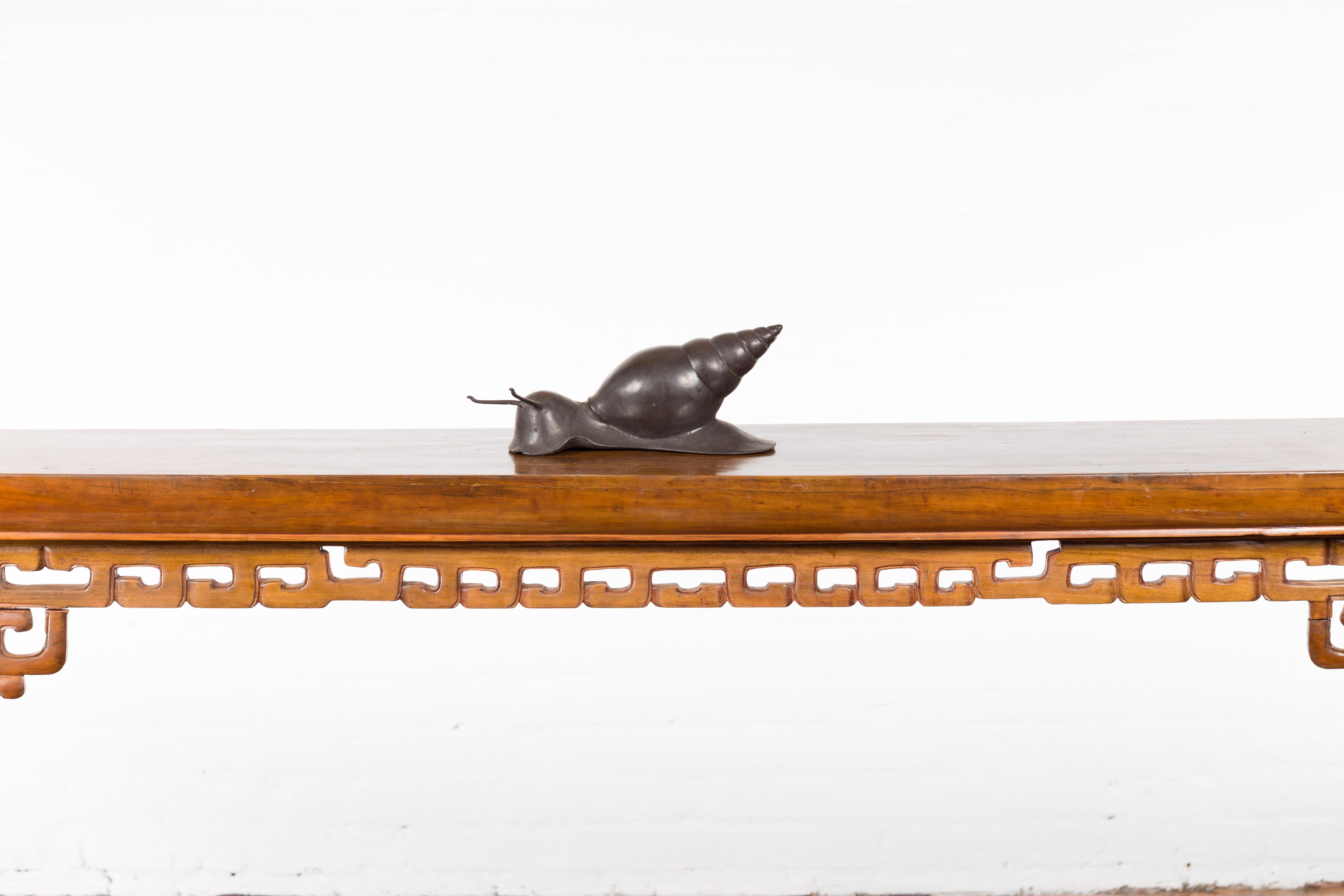 Moulage Petite sculpture vintage d'escargot en bronze moulé à la cire perdue avec patine foncée en vente
