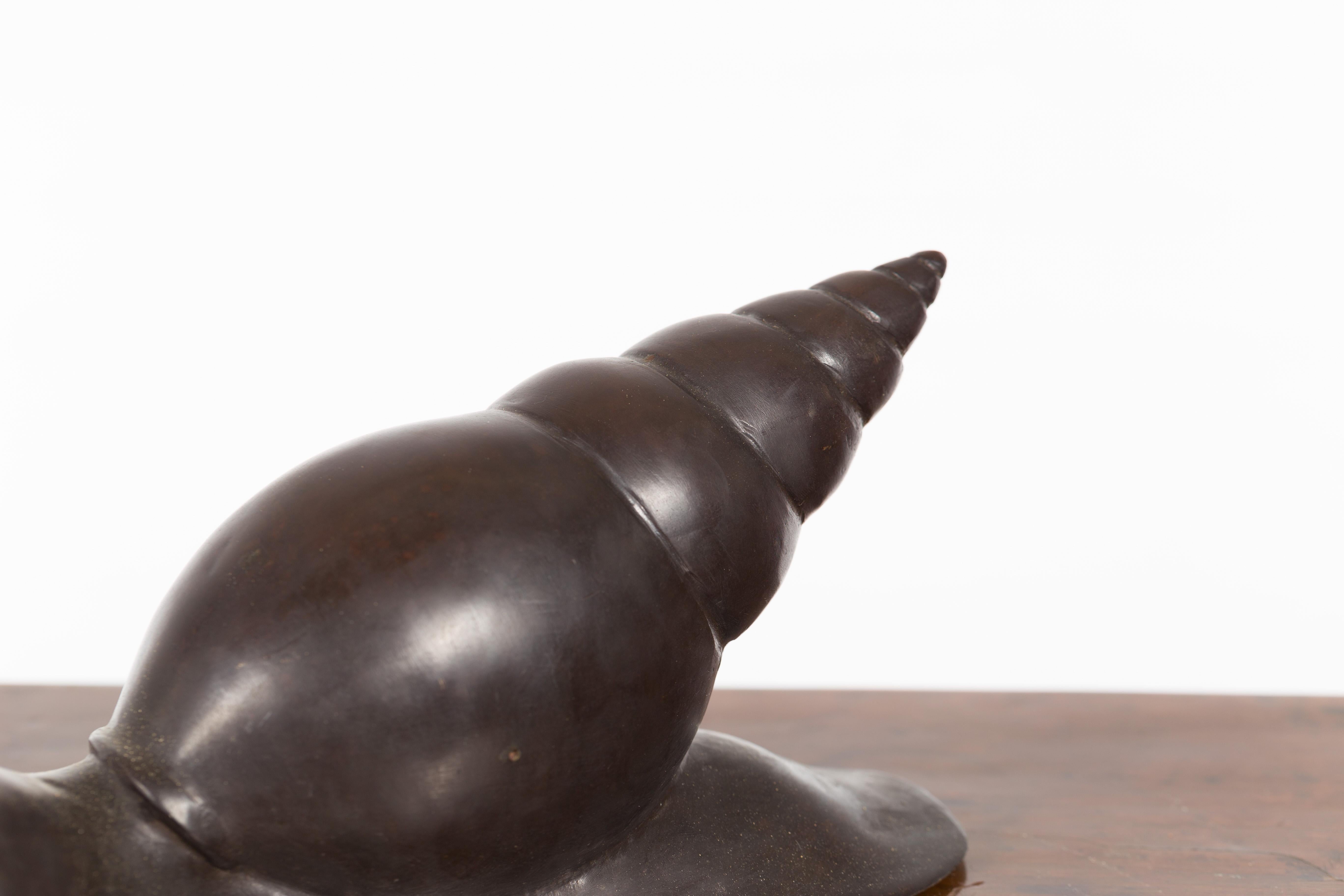 Pequeña escultura vintage de caracol de bronce fundido a la cera perdida con pátina oscura siglo XX en venta