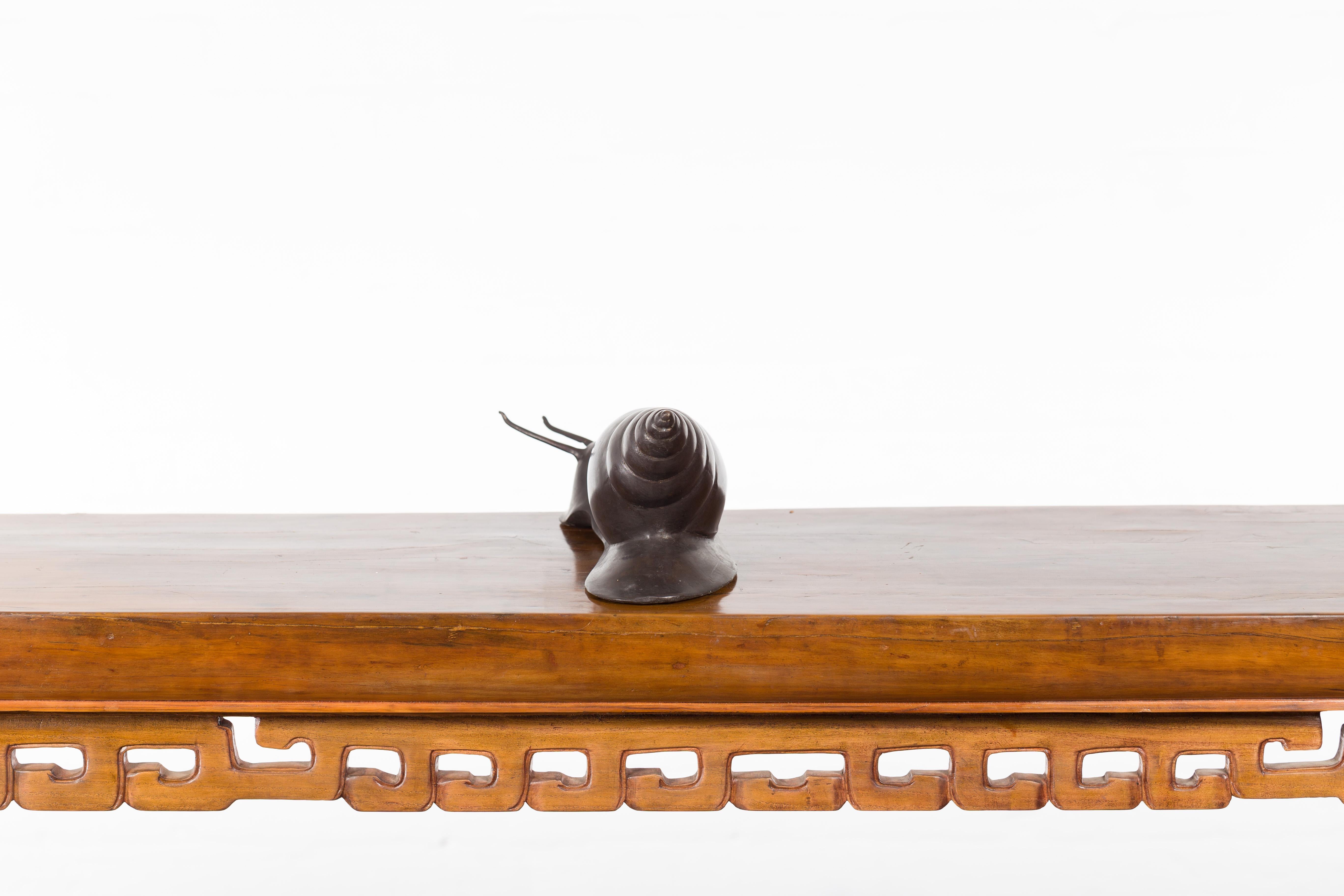 Pequeña escultura vintage de caracol de bronce fundido a la cera perdida con pátina oscura en venta 2