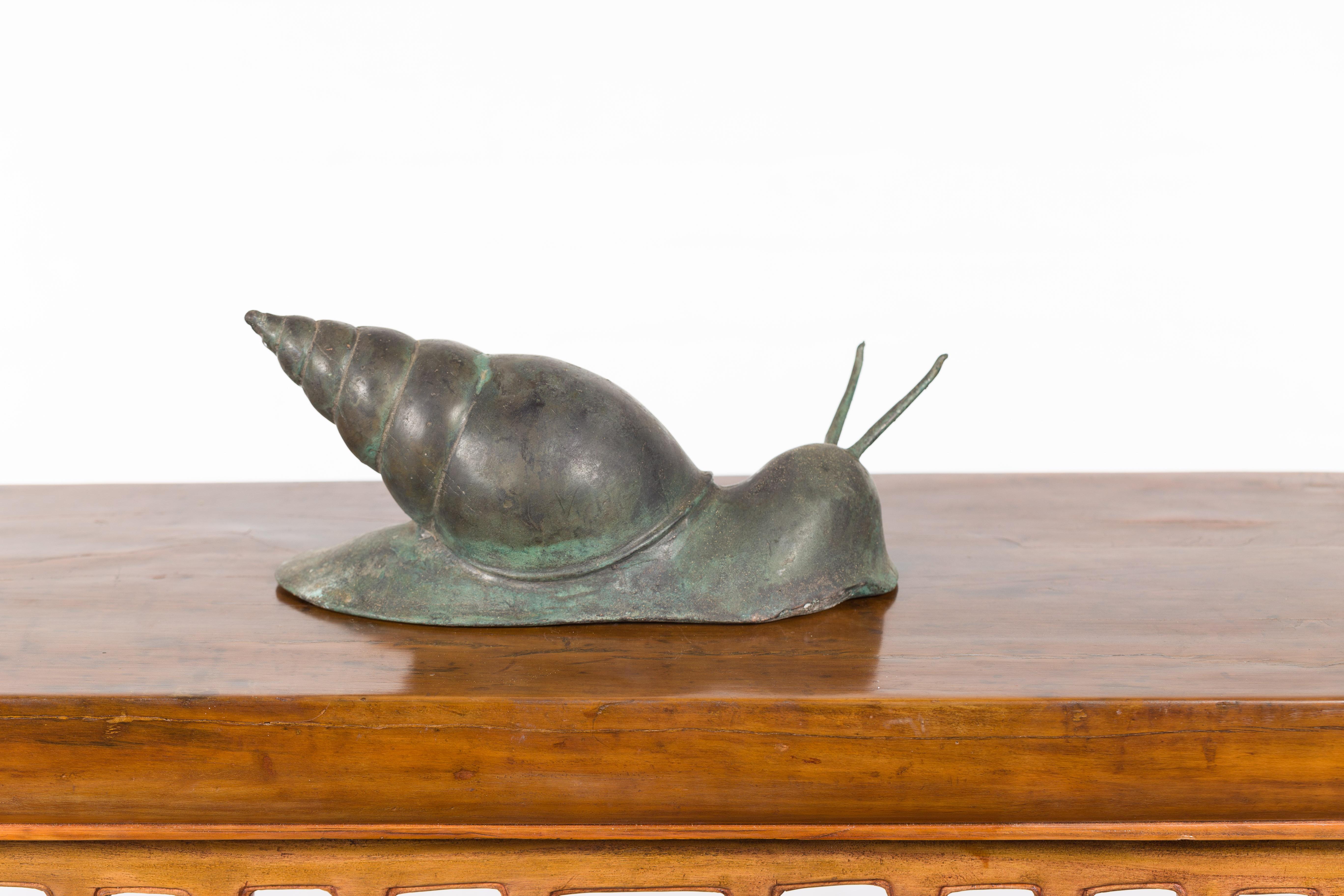 Pequeña escultura vintage de caracol de bronce fundido a la cera perdida con pátina verde Bronce en venta