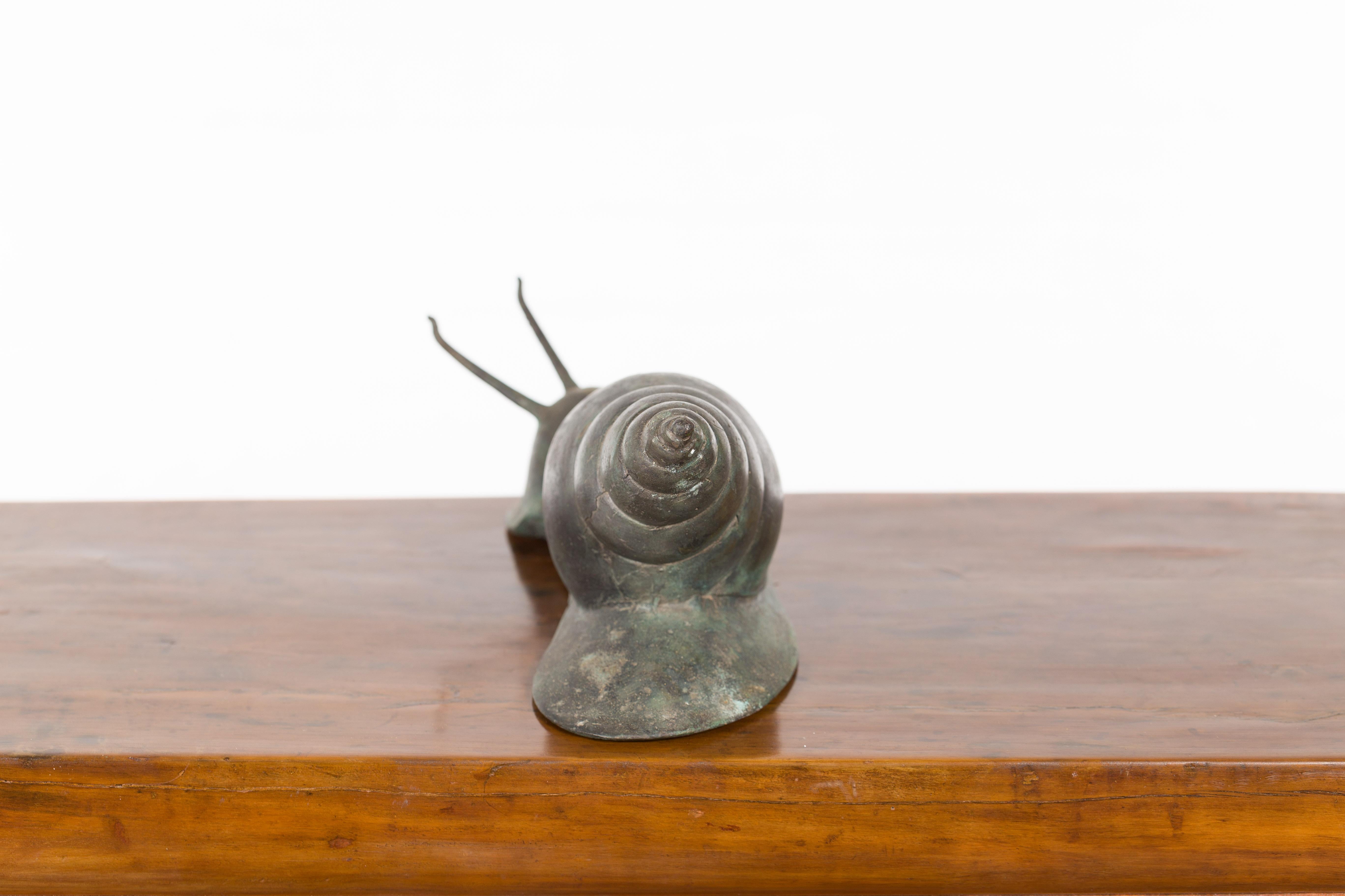 Pequeña escultura vintage de caracol de bronce fundido a la cera perdida con pátina verde en venta 2