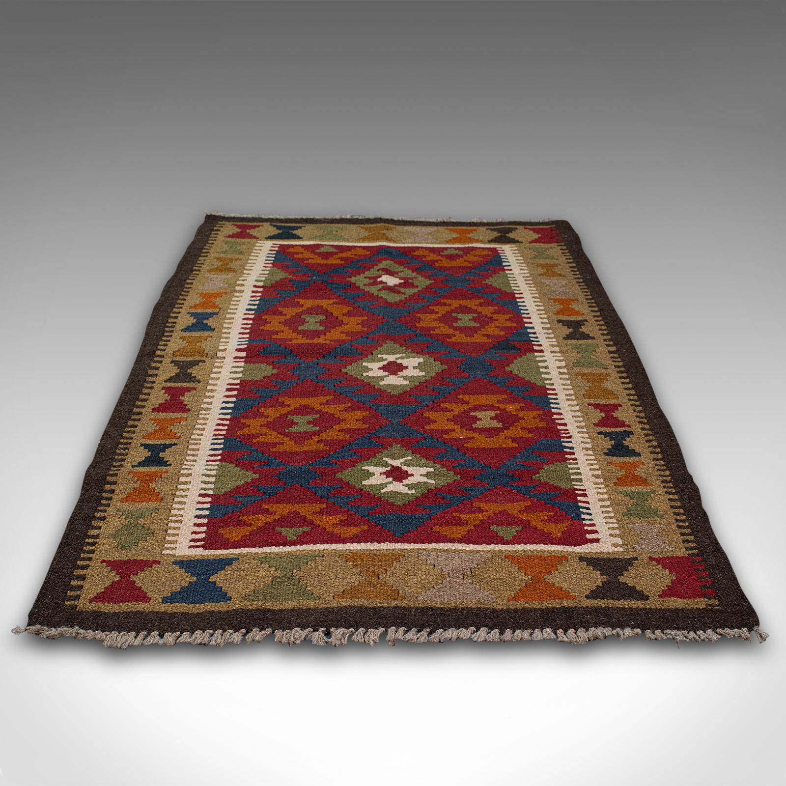 Dies ist ein kleiner alter Maimana-Kilim-Teppich. Ein gewebter Gebetsteppich aus dem Nahen Osten, datiert auf das späte 20. Jahrhundert, um 1970.

Nützliche Gebetsteppich- oder Eingangsgröße mit 87,5 cm x 140 cm (34,5