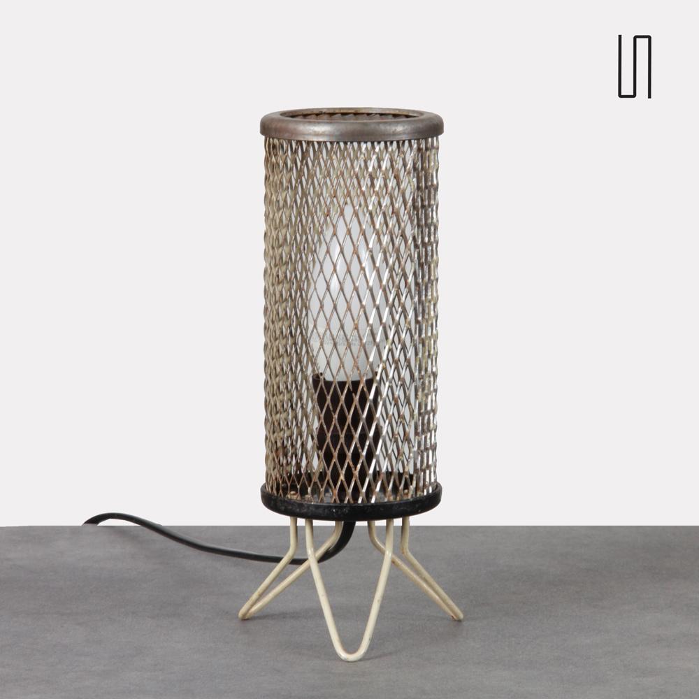 Diese kleine Vintage-Lampe aus Metall stammt aus den 1950er Jahren. Es ist in gutem Zustand. Die elektrische Anlage wurde erneuert.