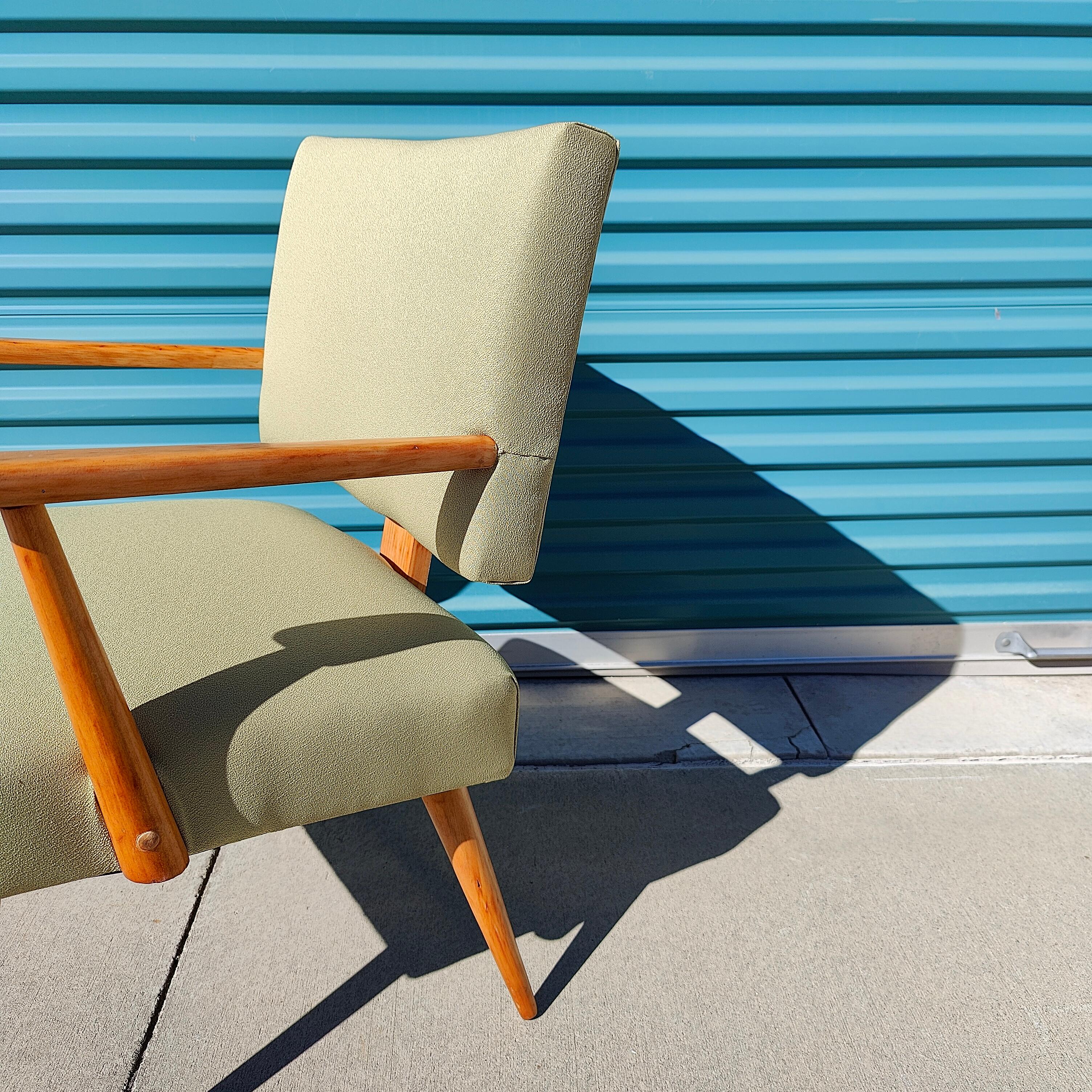 Small Vintage Mid-Century Modern Lounge Chair In Excellent Condition For Sale In Chino Hills, CA