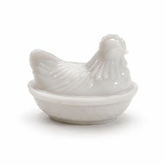 Piccolo piatto coperto in vetro lattiero-caseario vintage con gallina su nido, circa anni '70