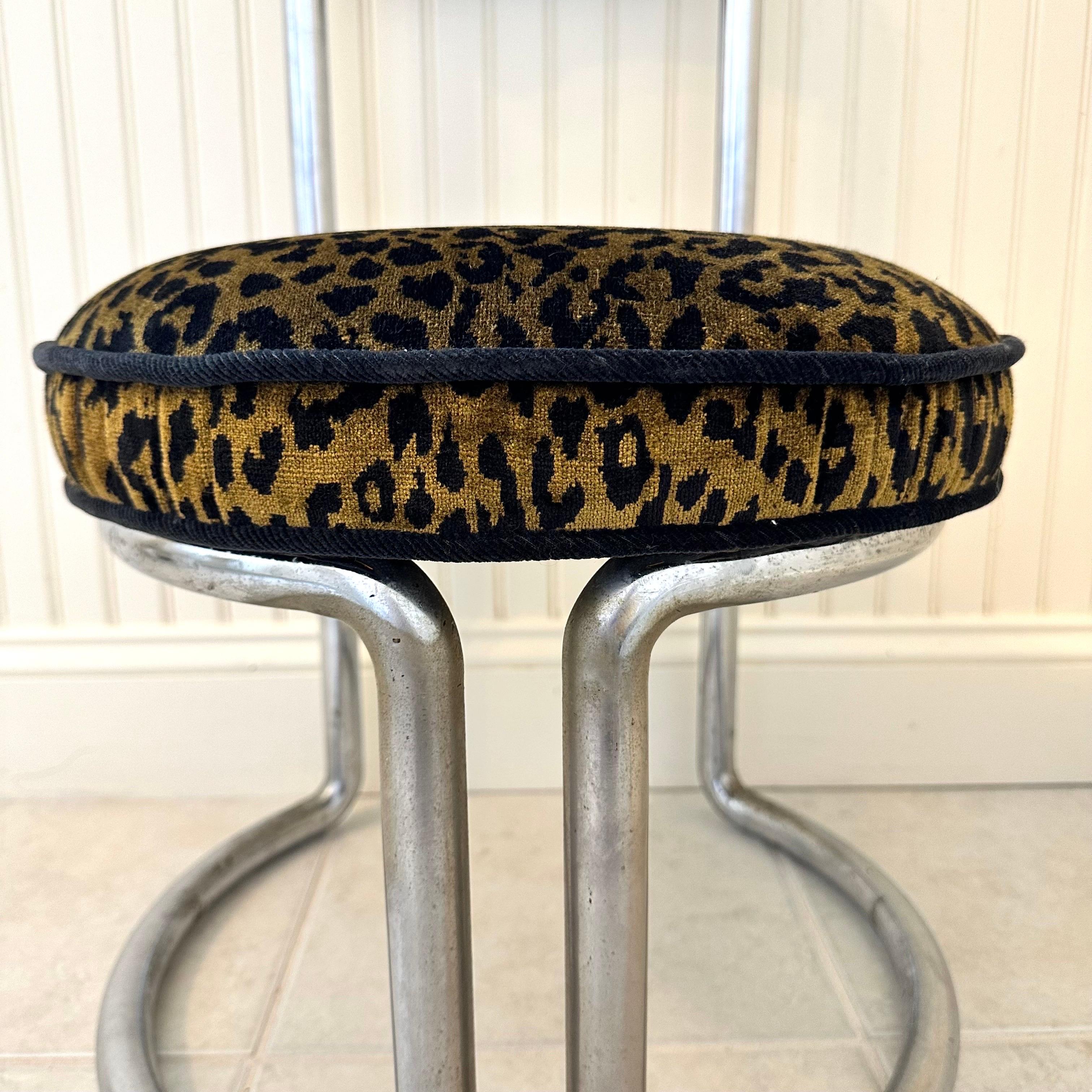 Piccola sedia a sbalzo modernista vintage in cromo e tessuto leopardato in vendita 6