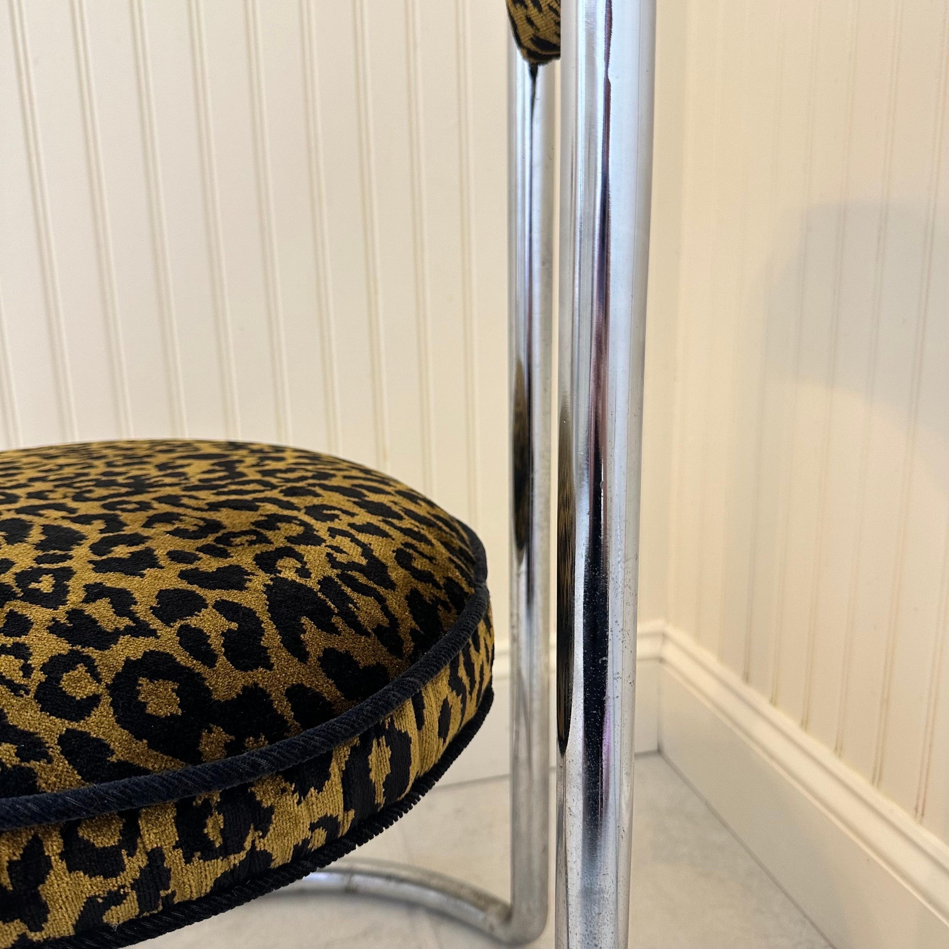 Piccola sedia a sbalzo modernista vintage in cromo e tessuto leopardato in vendita 7
