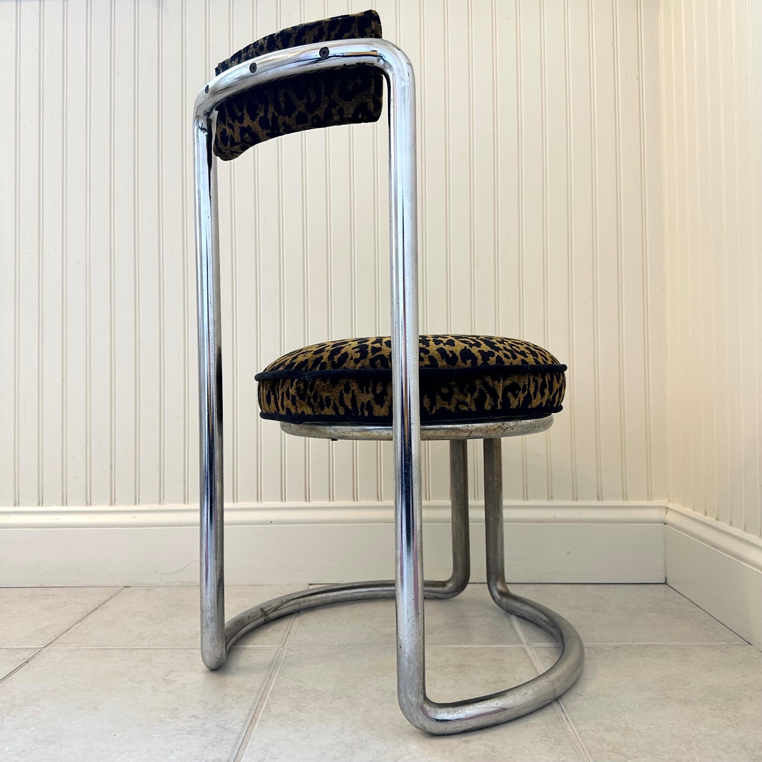 Una piccola sedia rotonda a sbalzo in tubolare cromato in stile modernista con un nuovo velluto a stampa leopardo o ghepardo. Tappezzeria nuova di zecca in velluto leopardato Brunschwig & Fils in color bronzo, disegnato dalla grande Madeleine