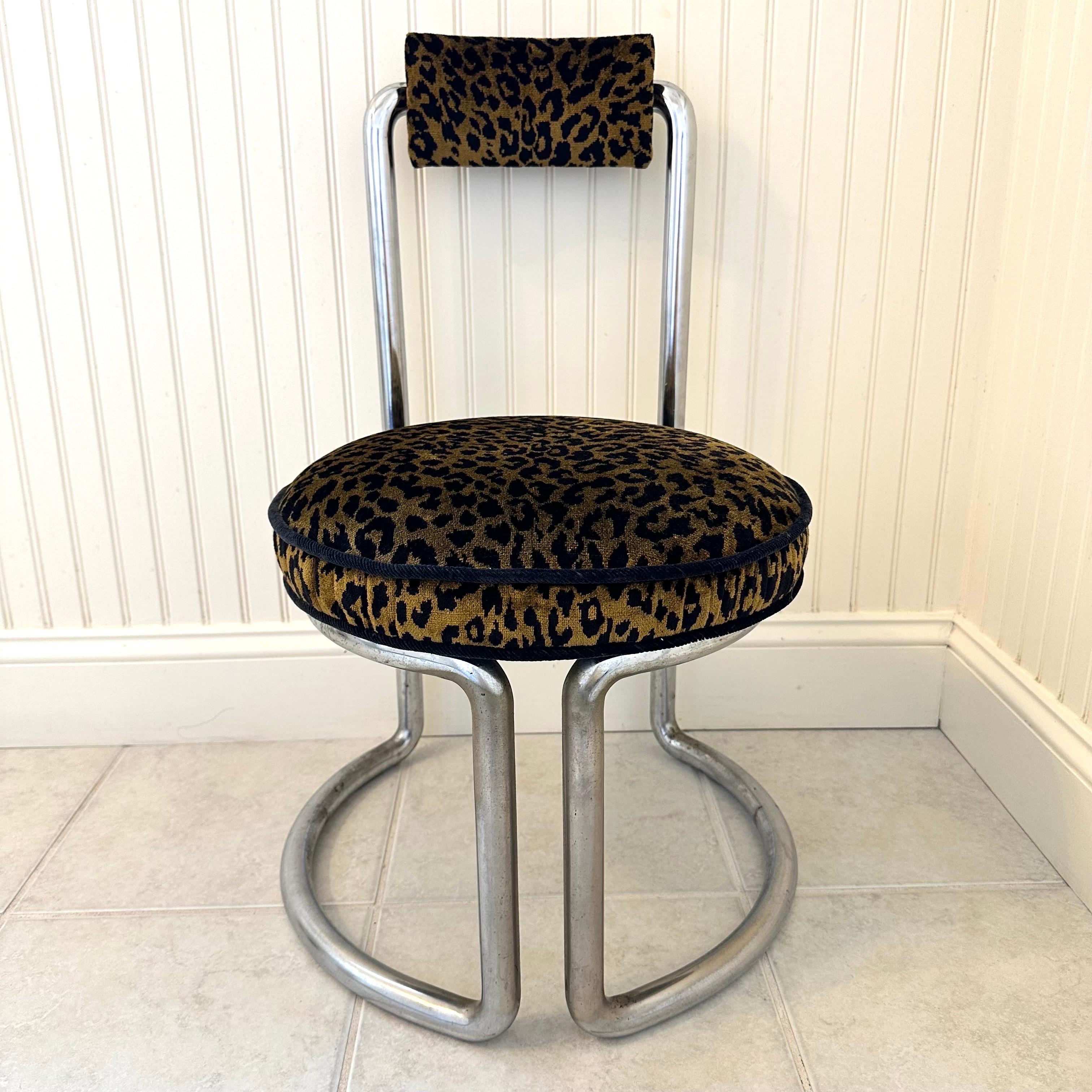 Moderno Piccola sedia a sbalzo modernista vintage in cromo e tessuto leopardato in vendita