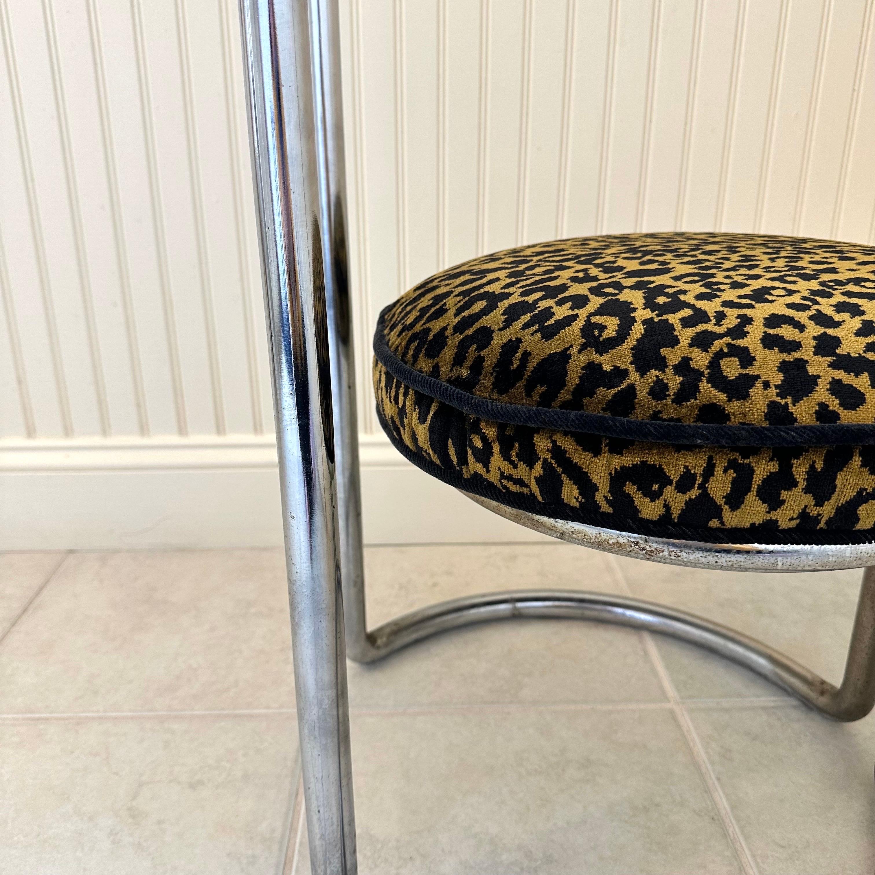 Piccola sedia a sbalzo modernista vintage in cromo e tessuto leopardato In condizioni buone in vendita a Amityville, NY