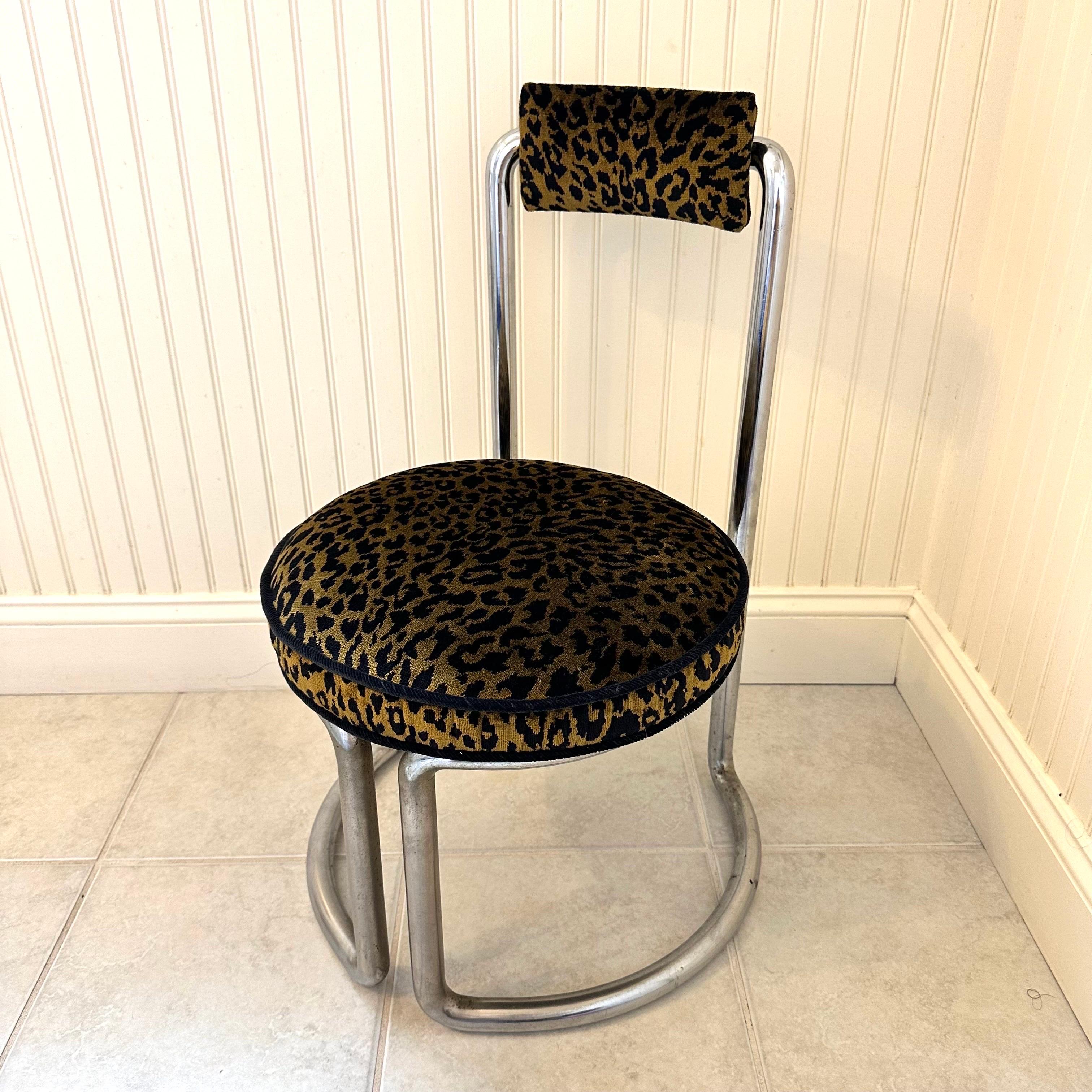 Cromo Piccola sedia a sbalzo modernista vintage in cromo e tessuto leopardato in vendita