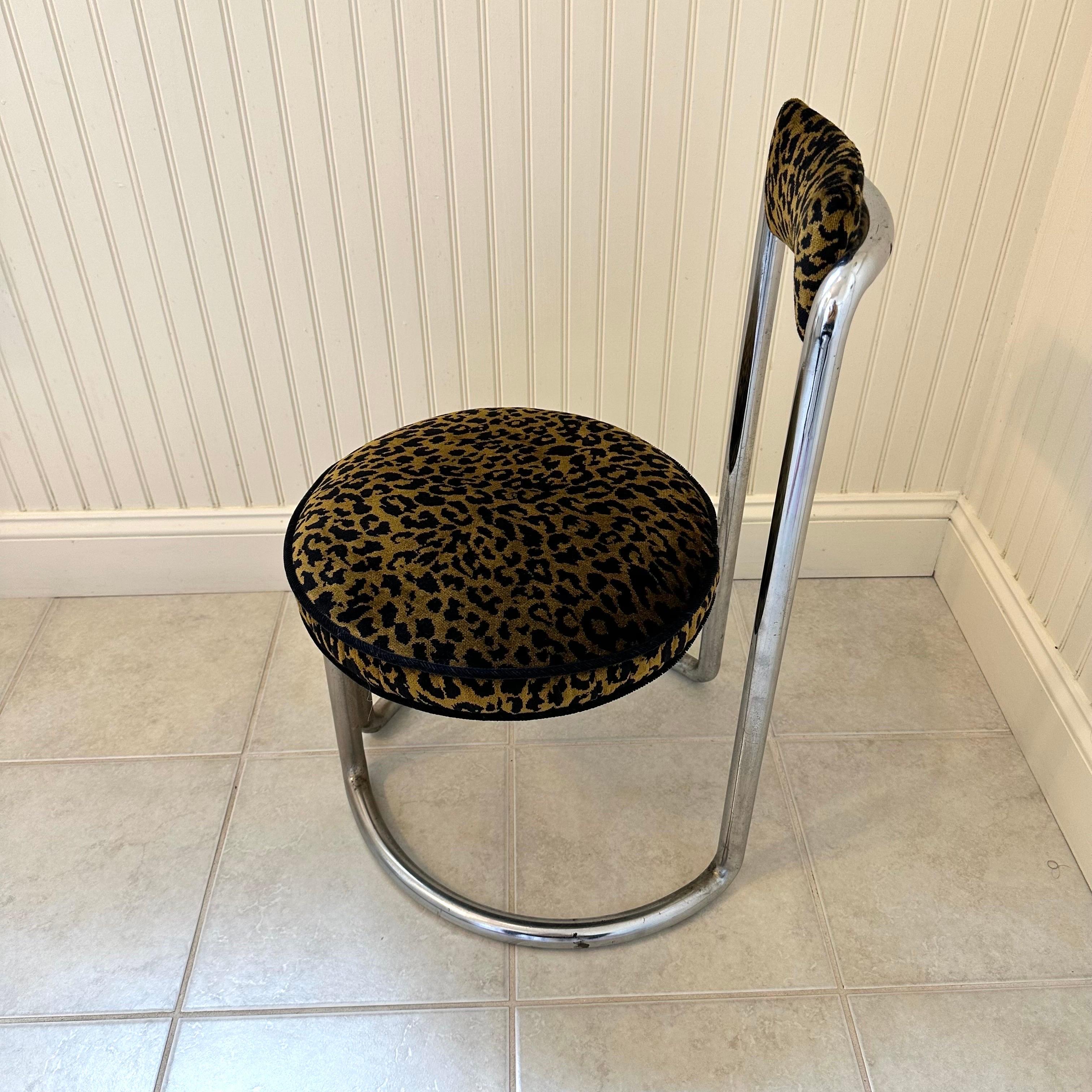 Piccola sedia a sbalzo modernista vintage in cromo e tessuto leopardato in vendita 1