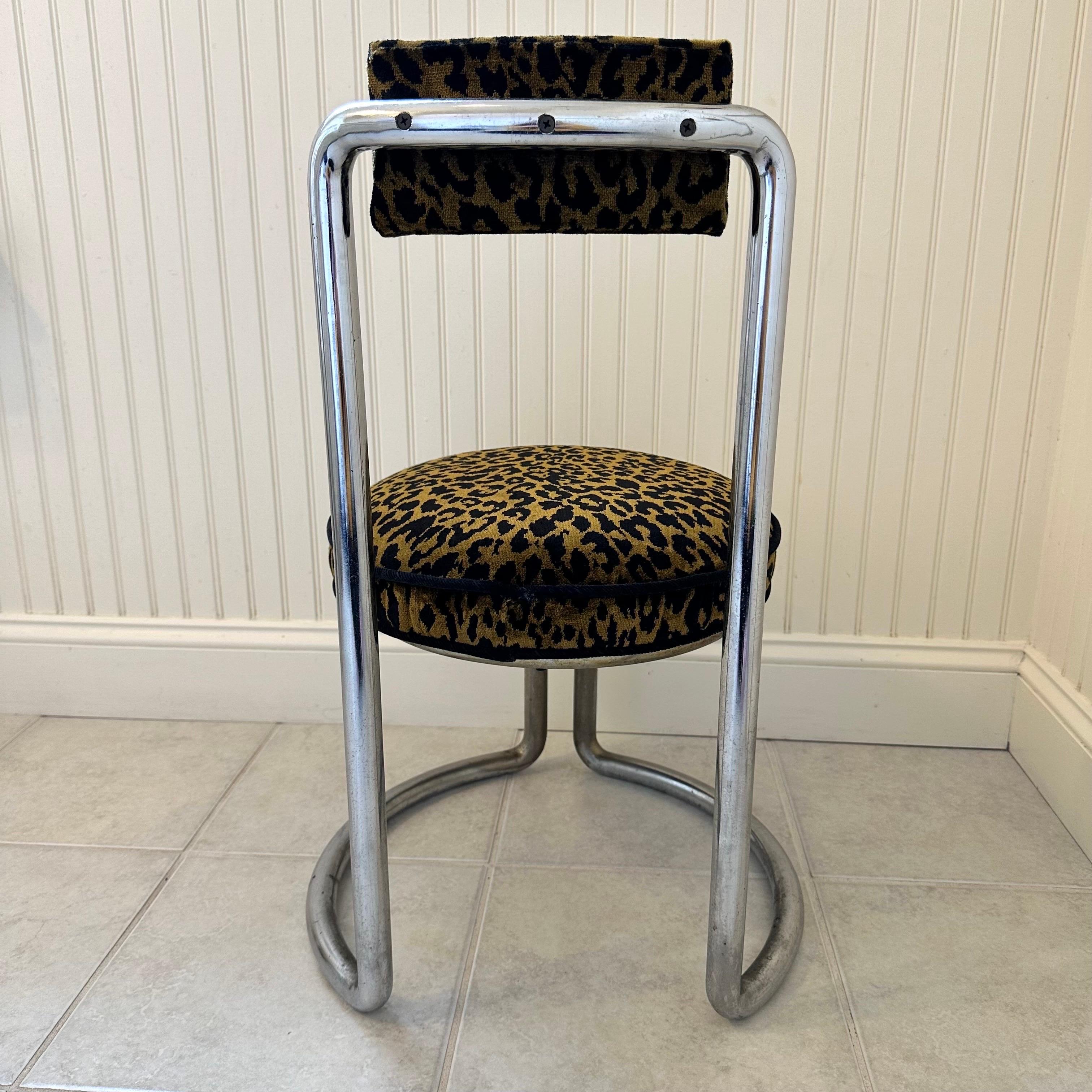 Piccola sedia a sbalzo modernista vintage in cromo e tessuto leopardato in vendita 2