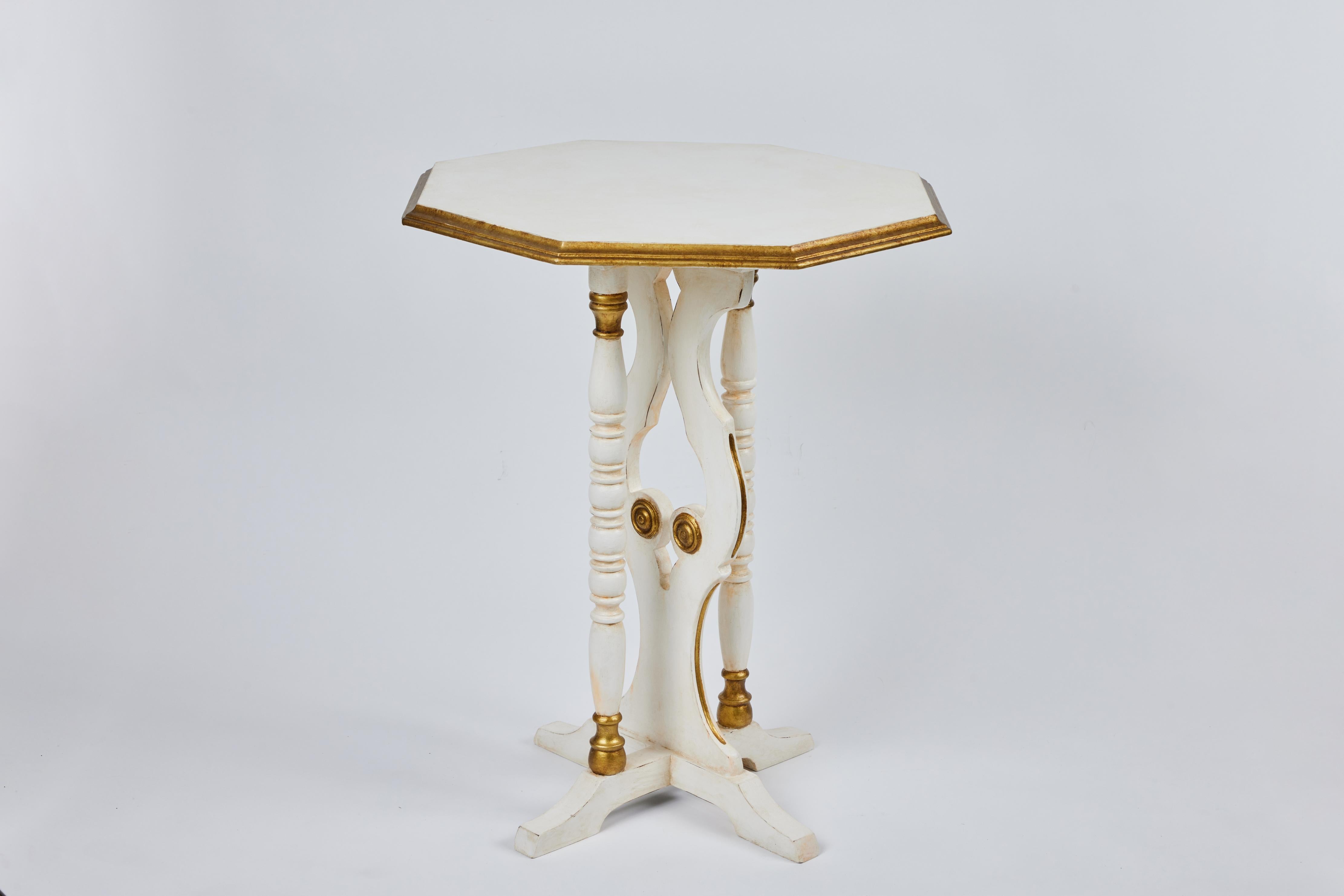 Kleiner achteckiger Vintage-Beistelltisch mit Sockel und gedrechselten Beinen. Neu lackiert in antikem Weiß mit antiken Golddetails.

Maße: 20,25