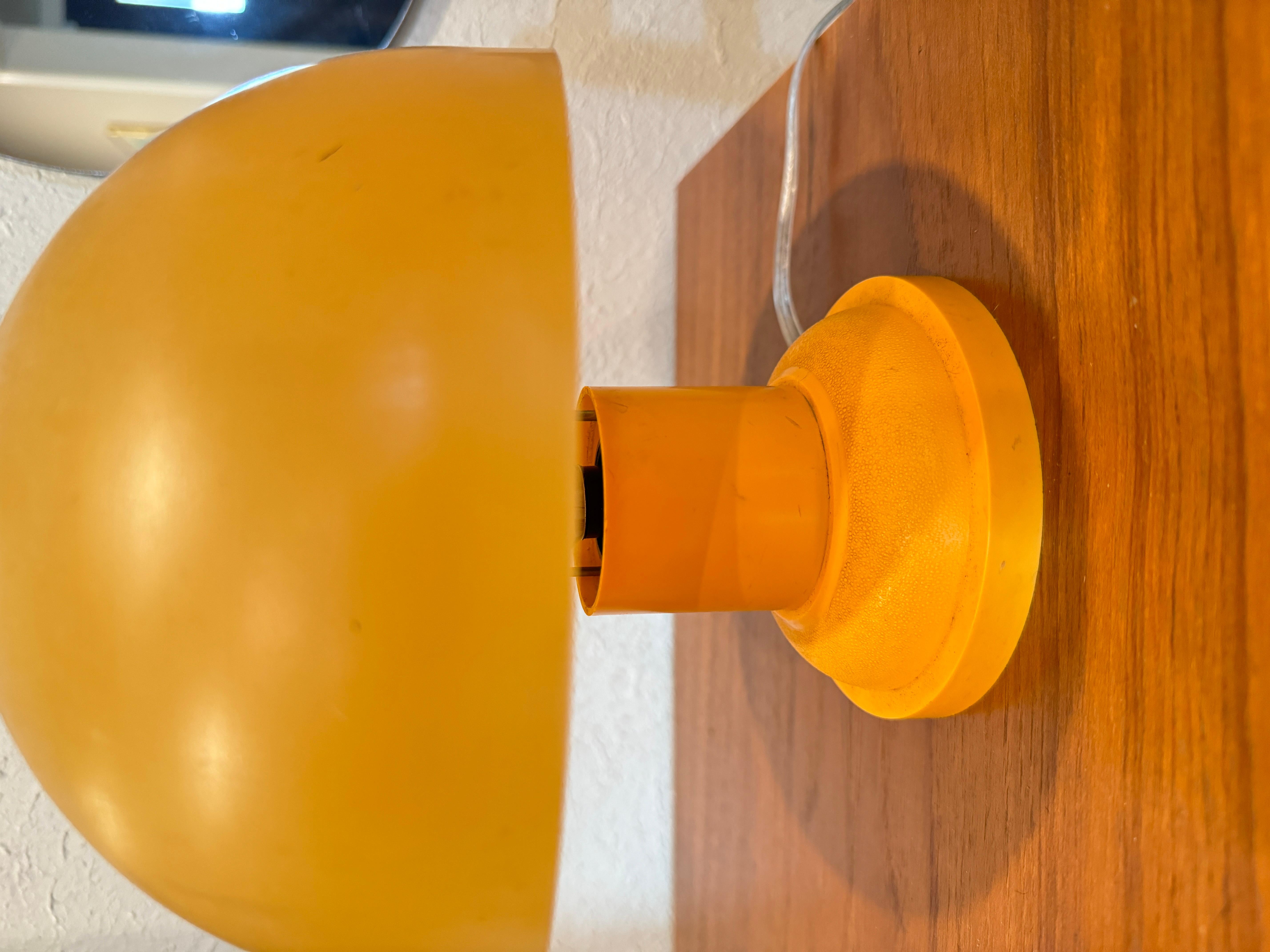 Petite lampe champignon orange vintage. Recâblé et fonctionne parfaitement.  9 x 9 en vente 1