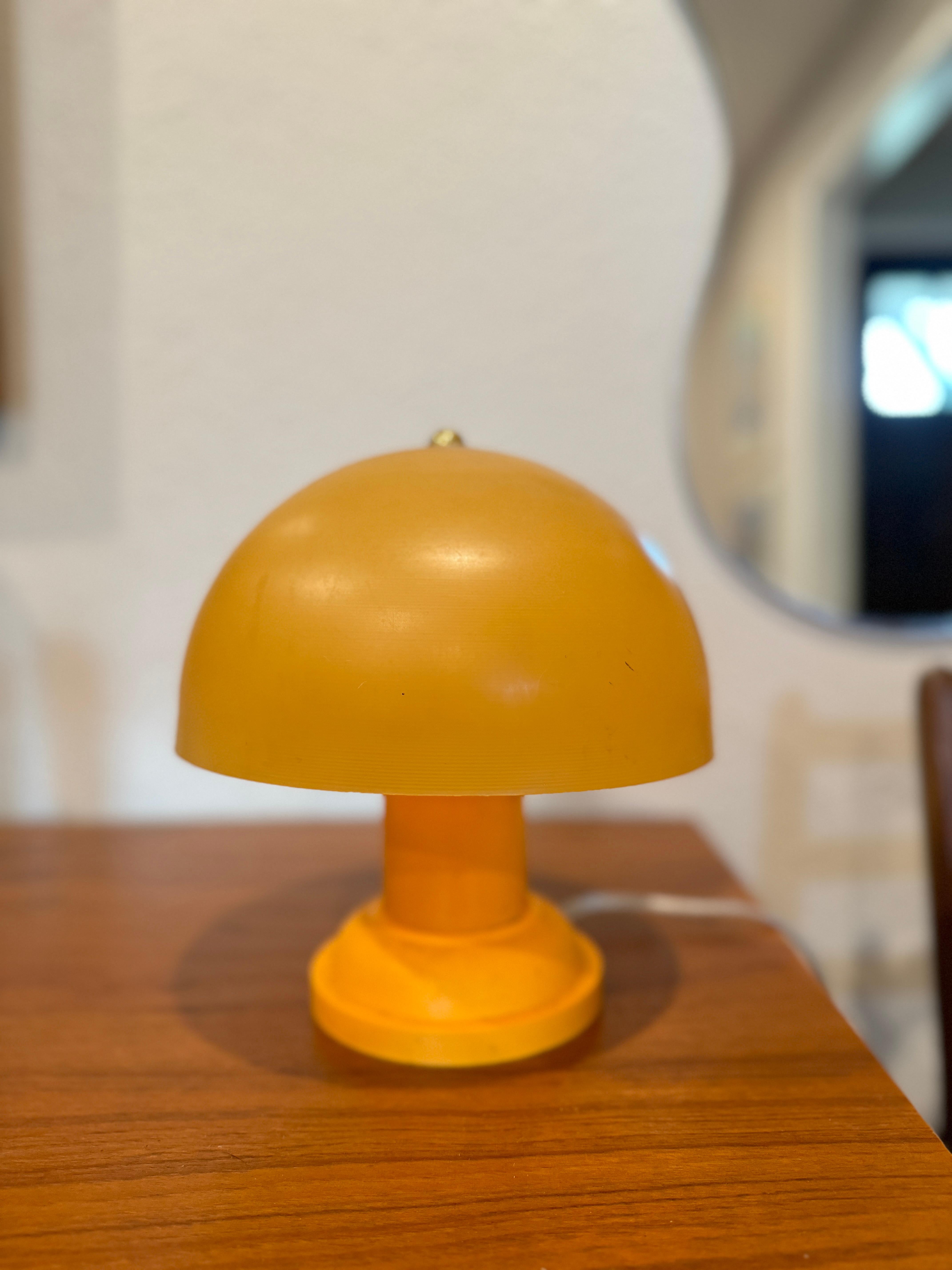 Petite lampe champignon orange vintage. Recâblé et fonctionne parfaitement.  9 x 9 en vente 2