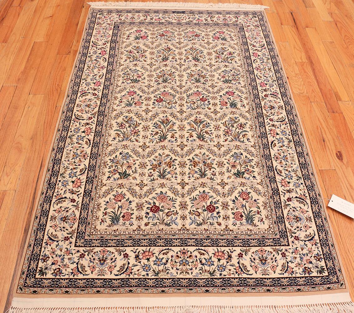 Tabriz Vintage Persian Isfahan Rug. 4 ft 2 in x 6 ft 8 in For Sale