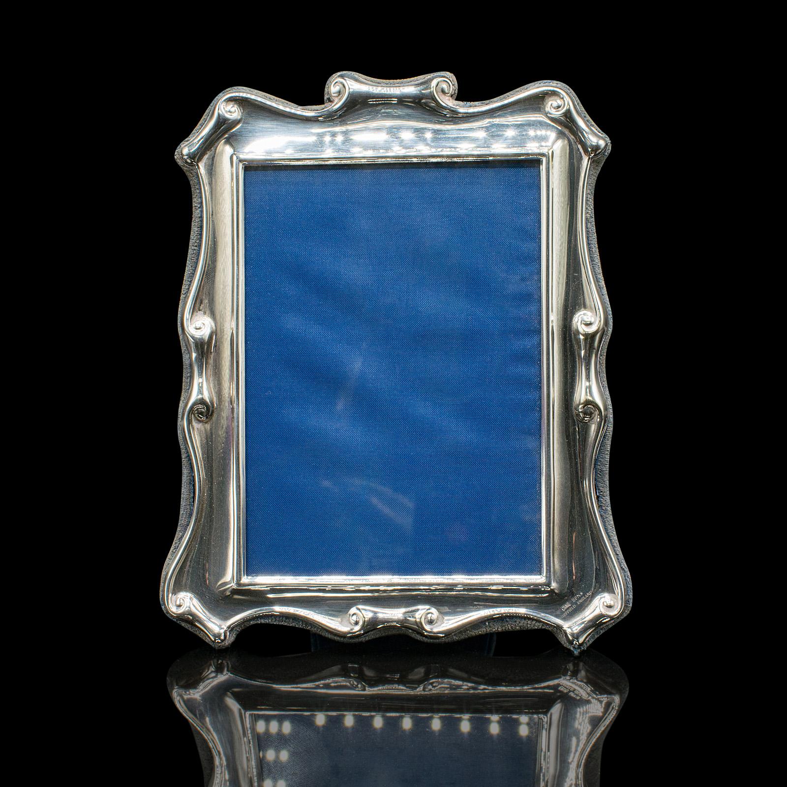 Si tratta di un'incantevole cornice vintage di piccole dimensioni. Un espositore fotografico inglese placcato in argento, risalente al periodo Art Deco, circa 1930. Con proporzioni classiche e materiali eleganti, è un'aggiunta raffinata a qualsiasi