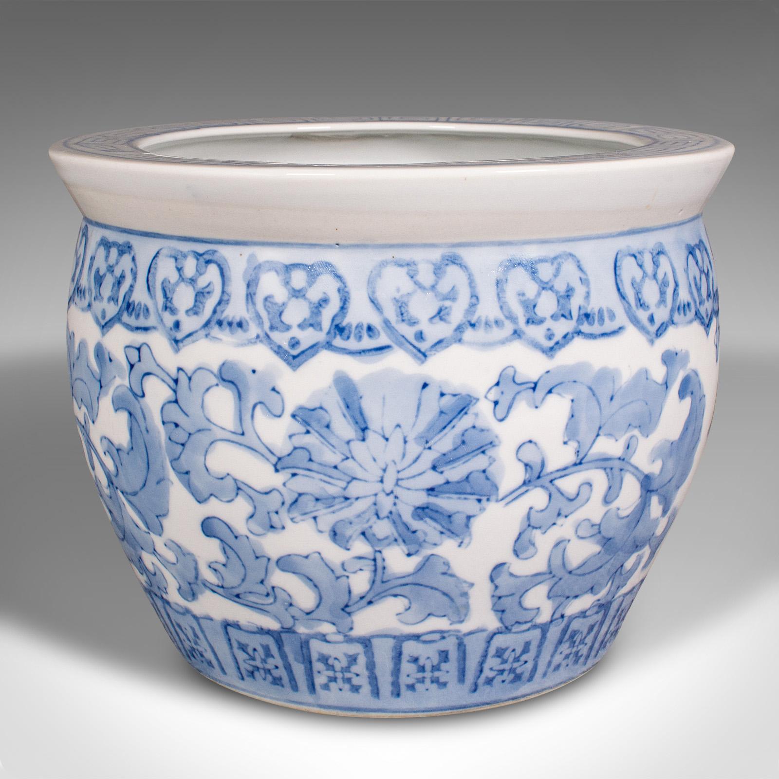 Dies ist ein kleiner Vintage-Pflanzer. Eine chinesische Keramik-Jardiniere im späten Art-déco-Stil aus der Mitte des 20. Jahrhunderts, um 1940.

Angenehm zierlich, ideal für die Präsentation im Schaufenster
Zeigt eine wünschenswerte gealterte Patina