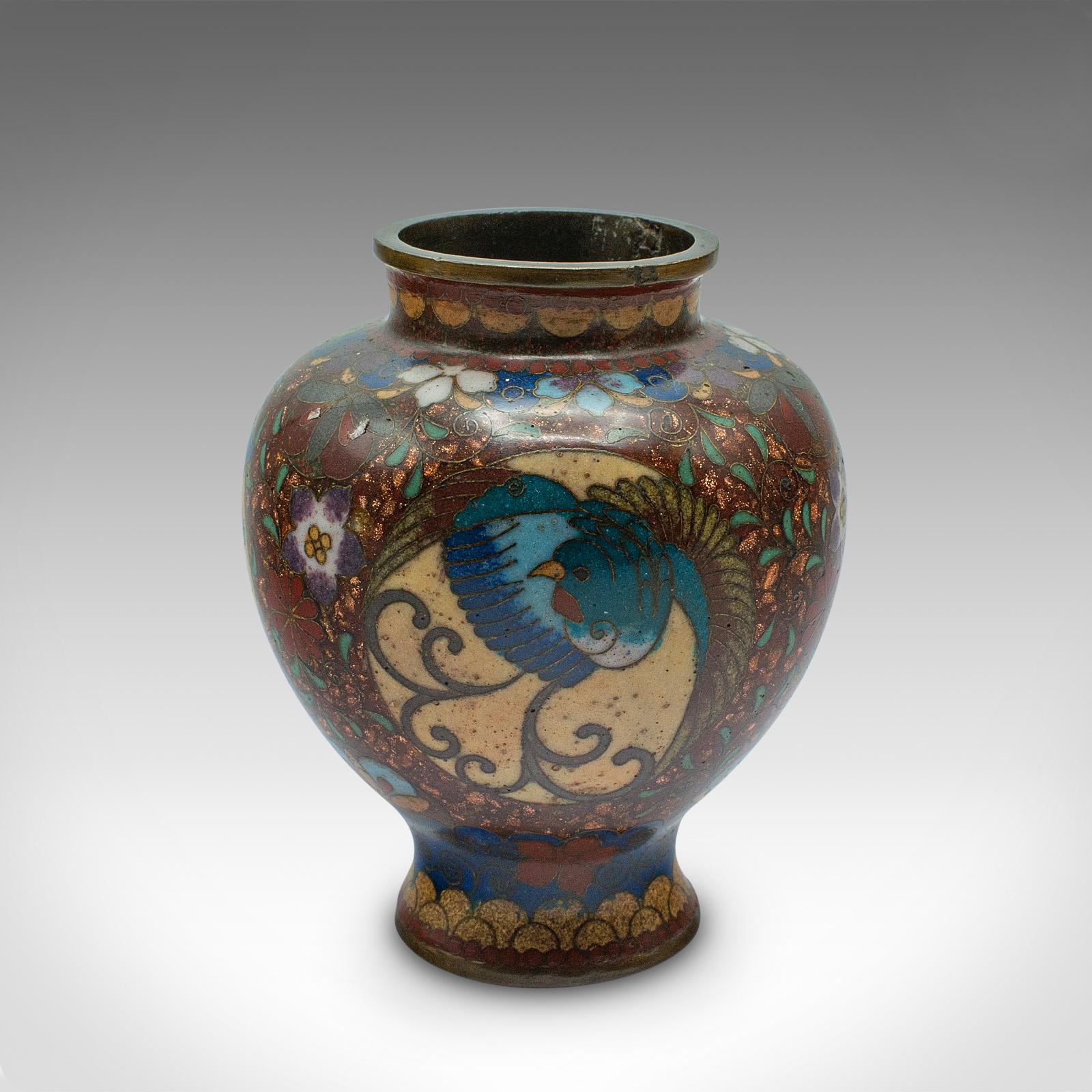 
Dies ist eine kleine Vintage-Sträußchen-Vase. Eine chinesische Cloisonné-Urne aus der Zeit des Art déco, um 1940.

Zierliche, aber verzierte Vase mit charmantem Dekorationswert
Zeigt eine wünschenswerte gealterte Patina und in gutem