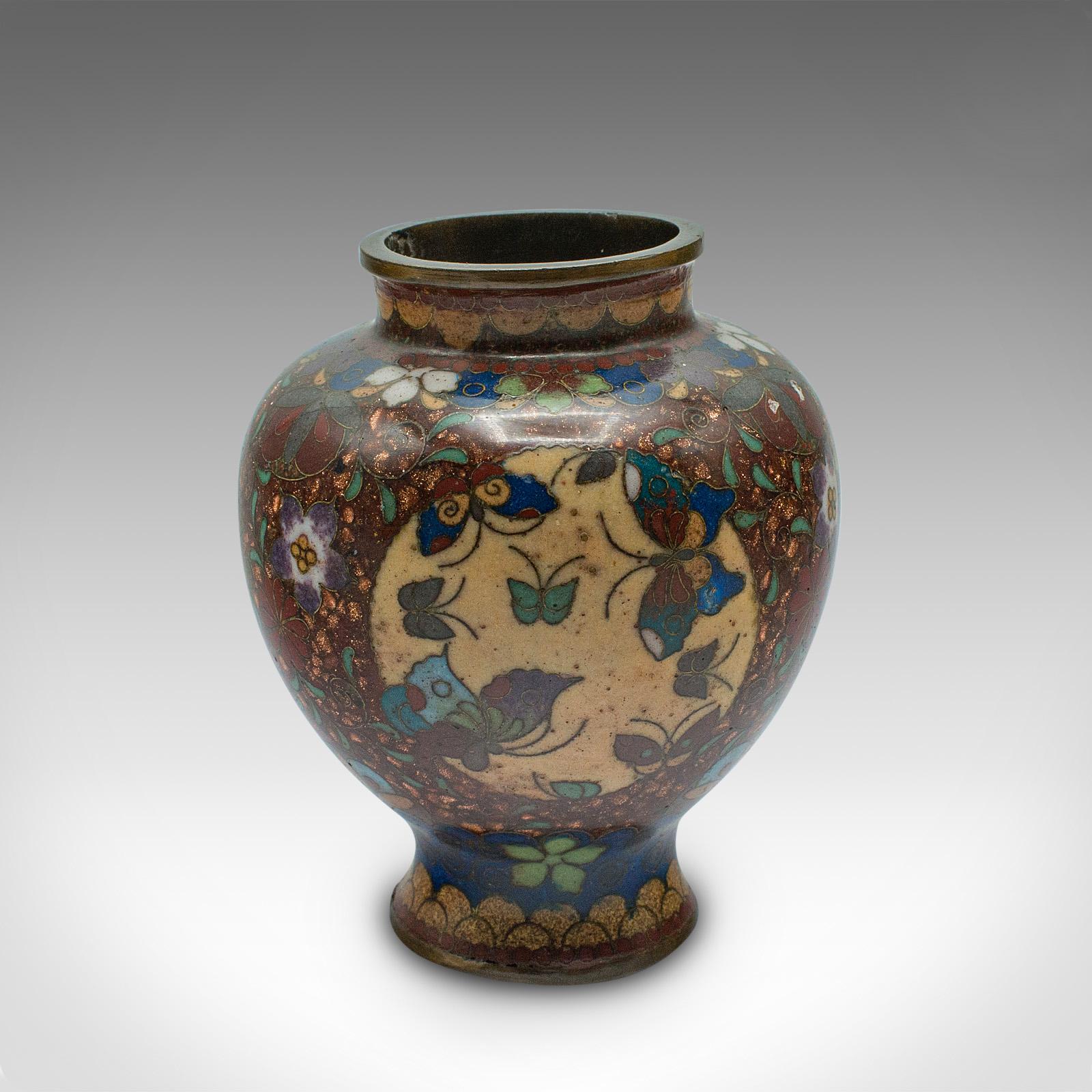 Kleine Posy-Vase im Vintage-Stil, chinesisch, Cloisonné, Ausstellungsurne, Art déco, um 1940 (Chinesisch) im Angebot